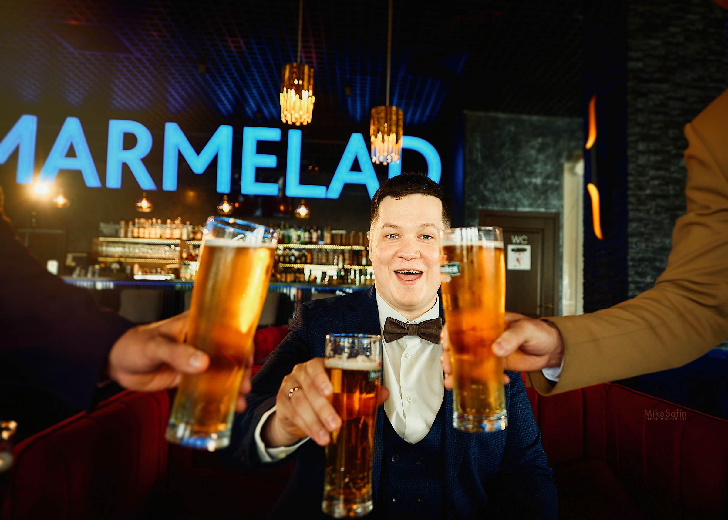 Сборы жениха в баре, пиво, кальян, друзья и хорошее настроение в фотографиях в Сургуте