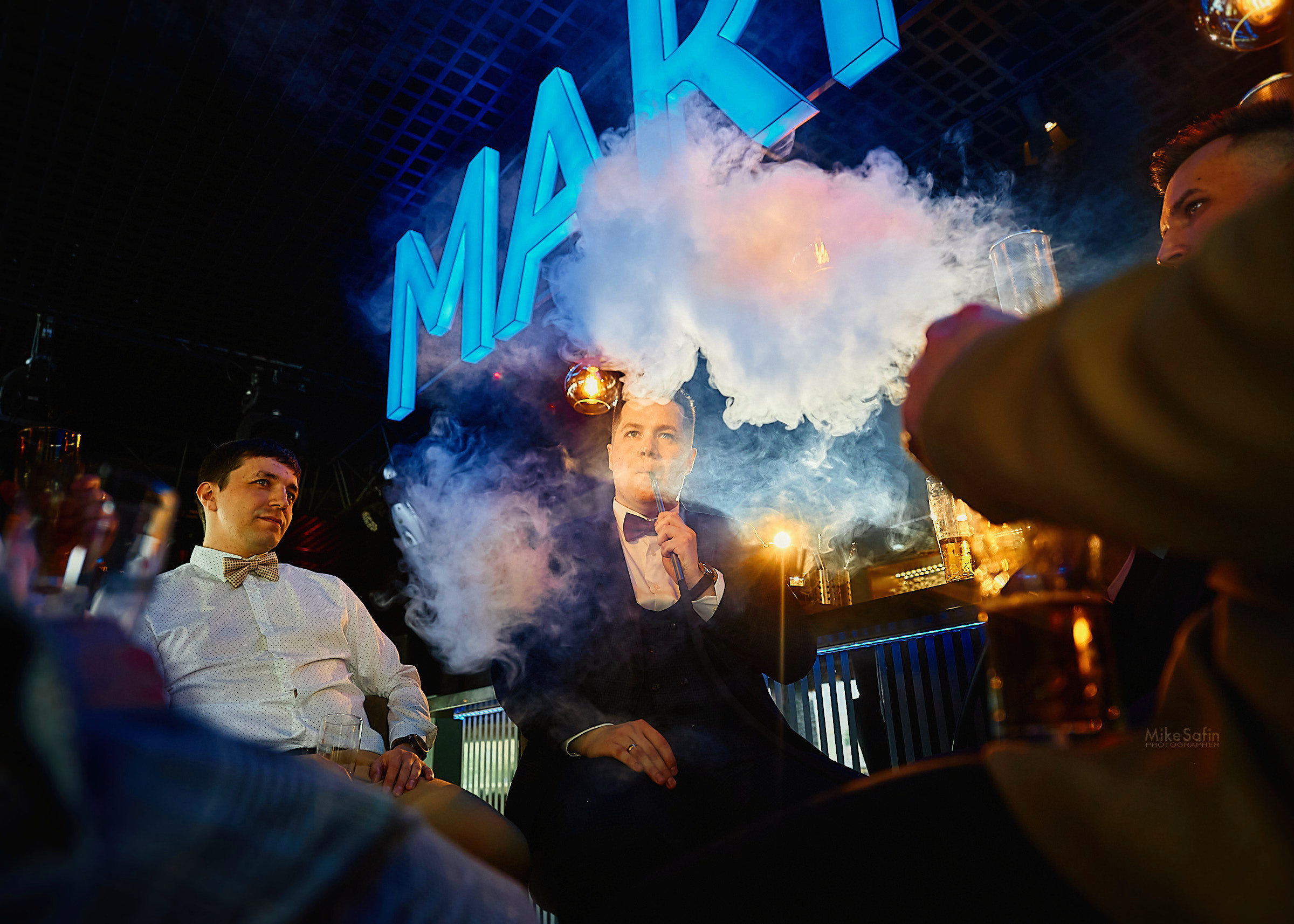 Сборы жениха в баре, пиво, кальян, друзья и хорошее настроение в фотографиях в Сургуте