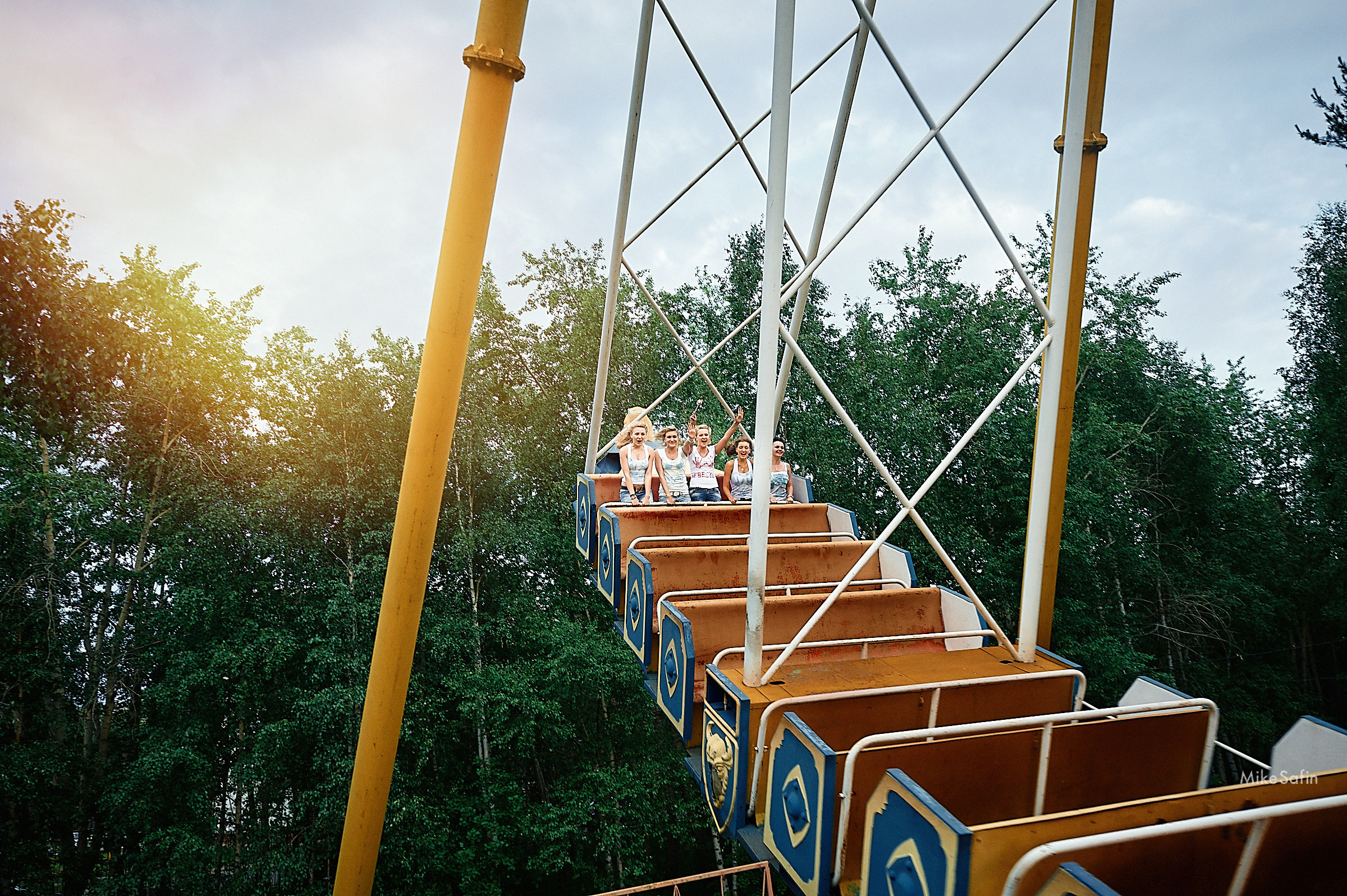 Девушки в парке качаются на огромных качелях