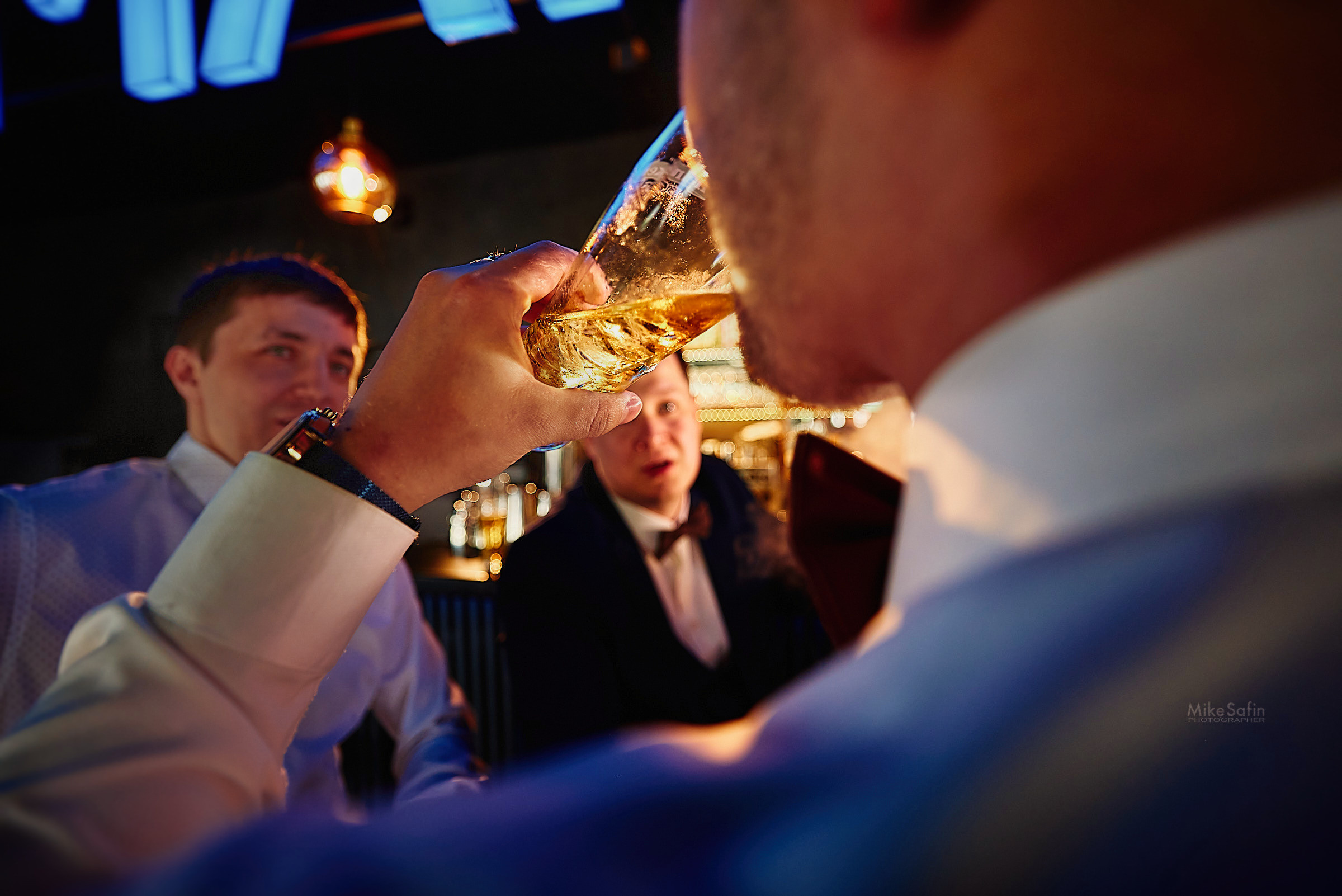 Сборы жениха в баре, пиво, кальян, друзья и хорошее настроение в фотографиях в Сургуте