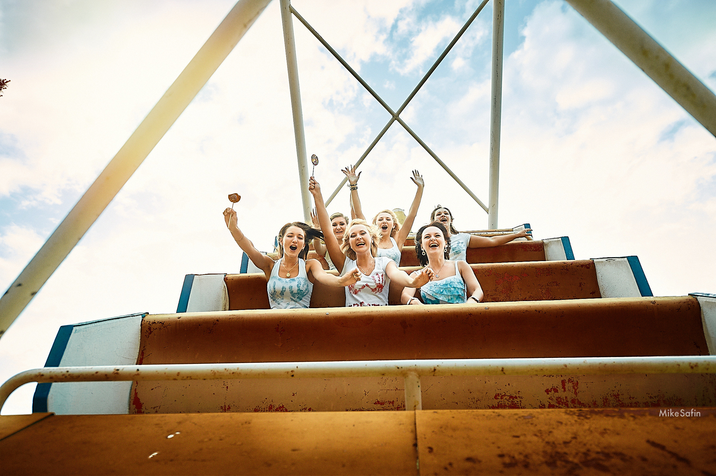 Девушки качаются на огромных качелях