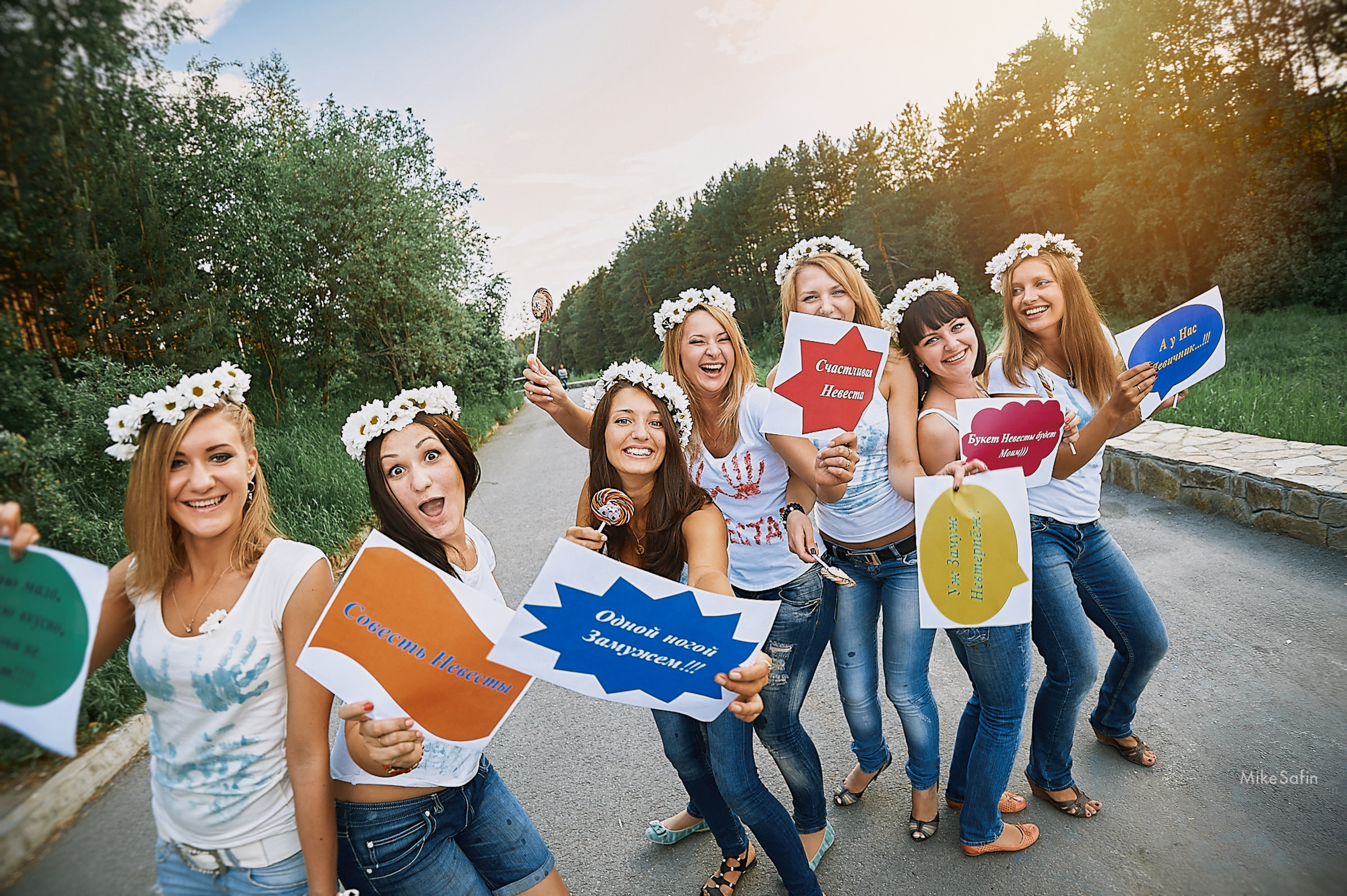 Позитивные фото с празднования весёлого девичника на природе в парке Сургута