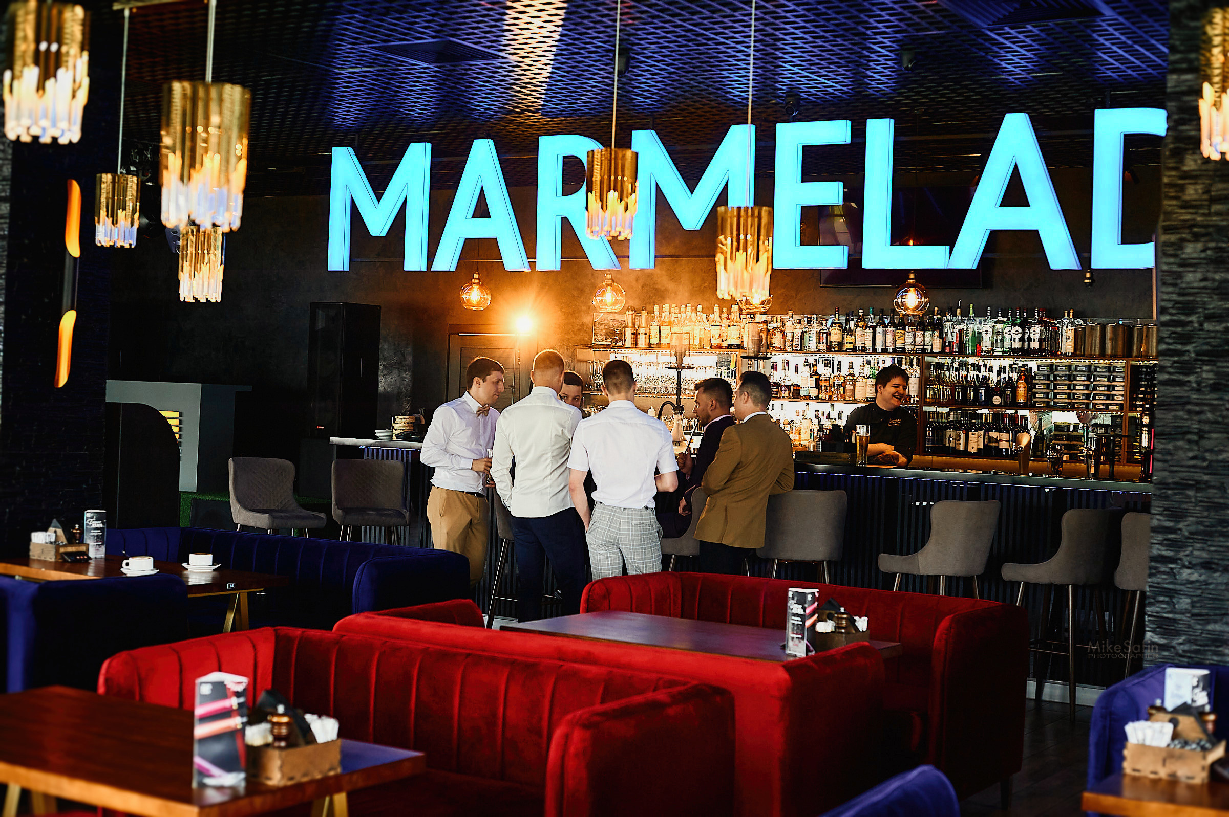 Сборы жениха в баре, пиво, кальян, друзья и хорошее настроение в фотографиях в Сургуте