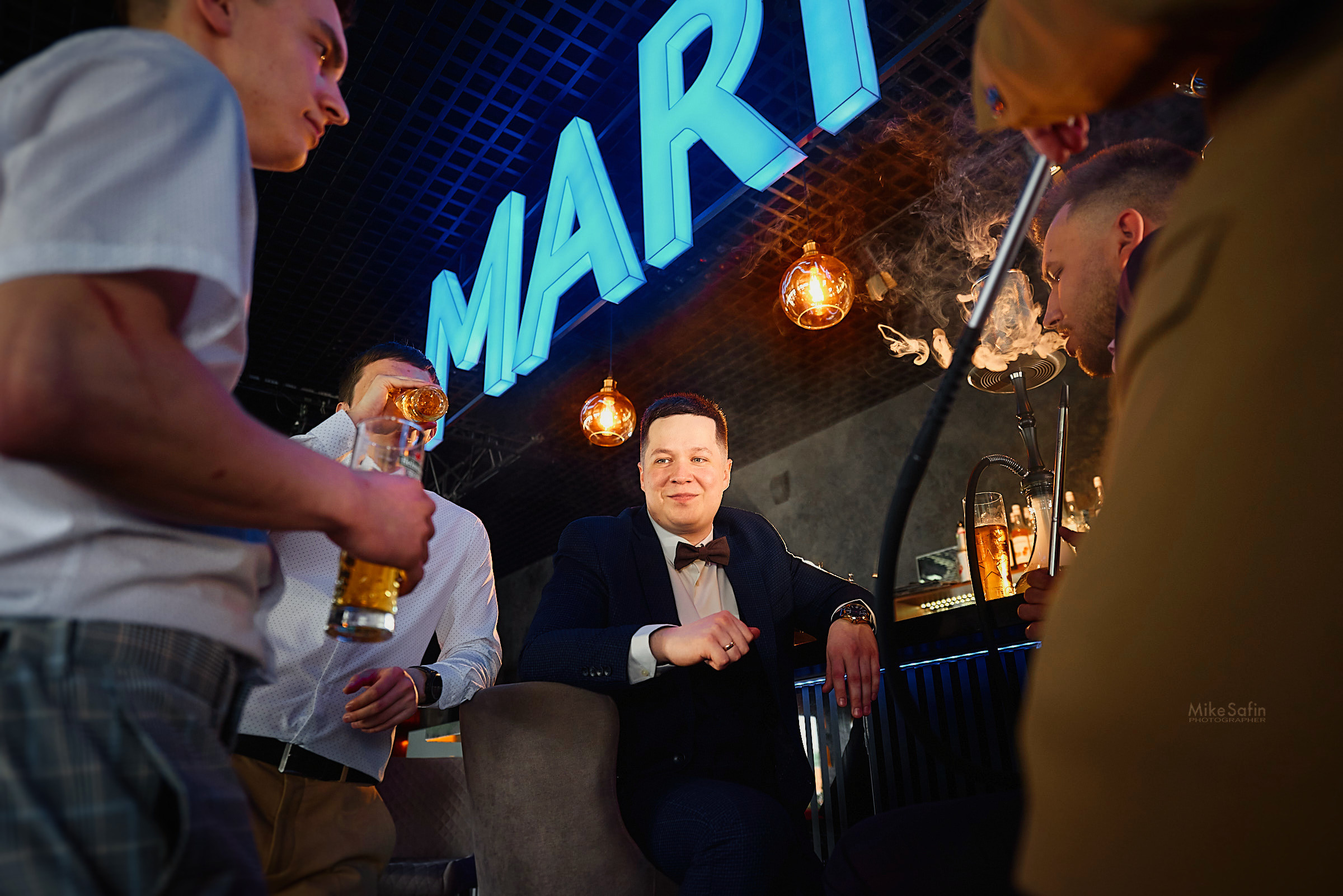 Сборы жениха в баре, пиво, кальян, друзья и хорошее настроение в фотографиях в Сургуте