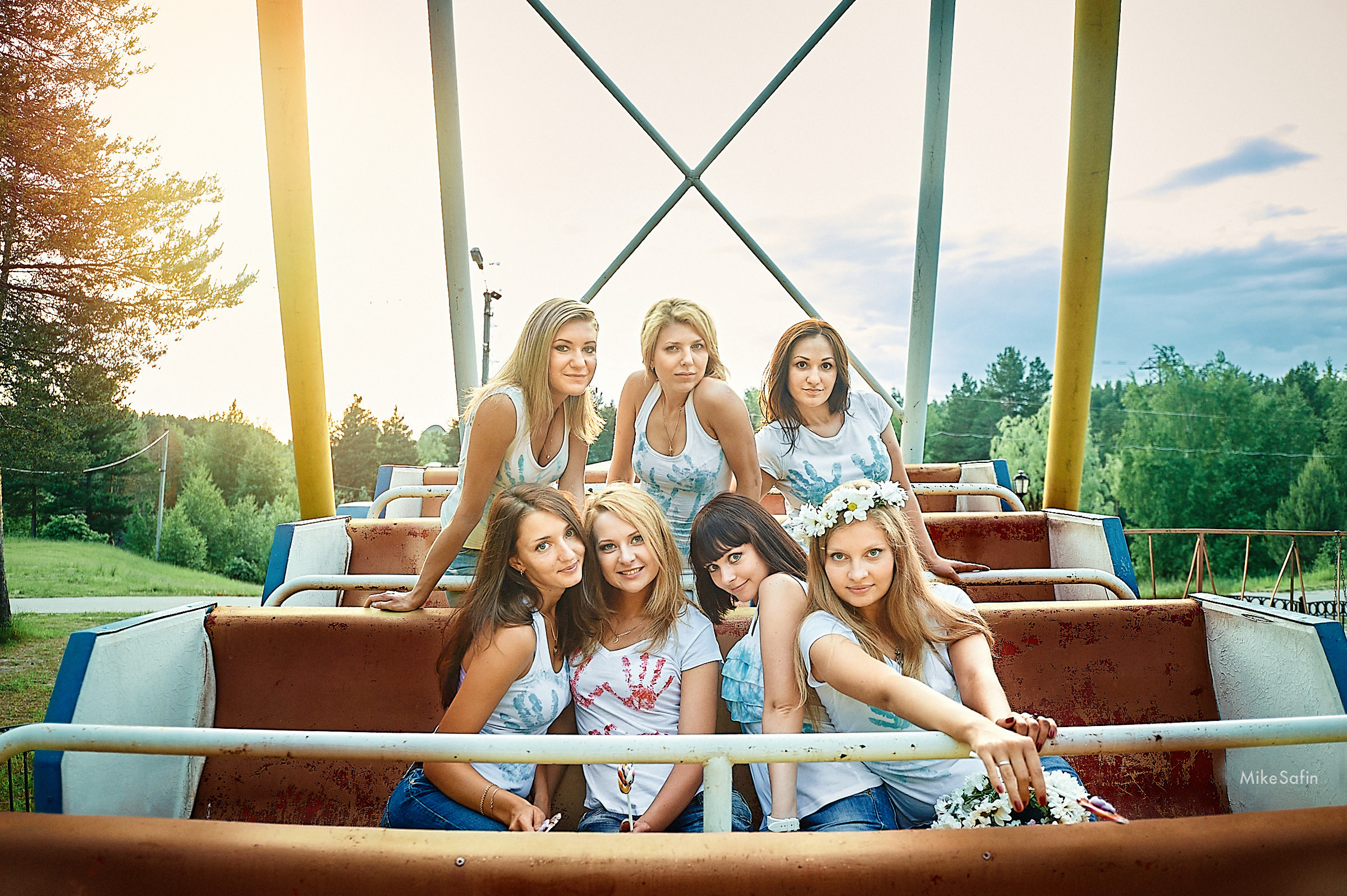 Подружки в парке на каруселях, девичник