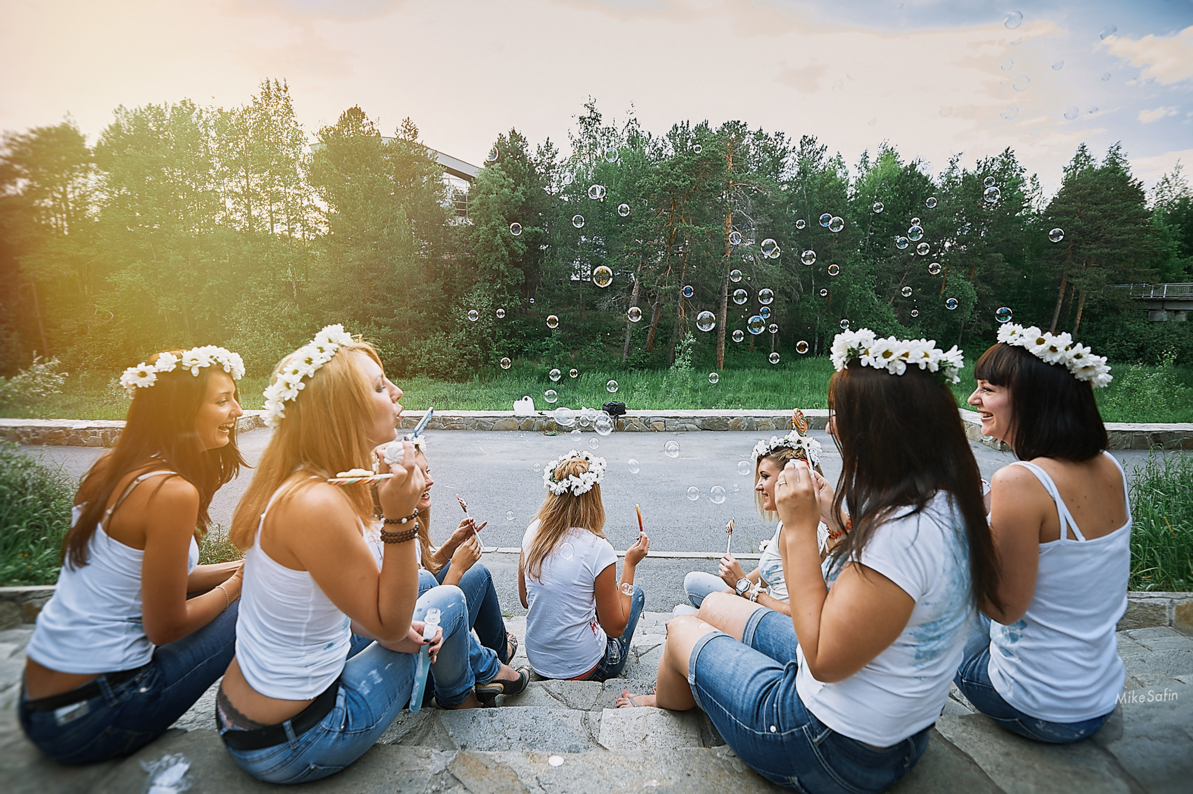 Девушки дуют мыльные пузыри