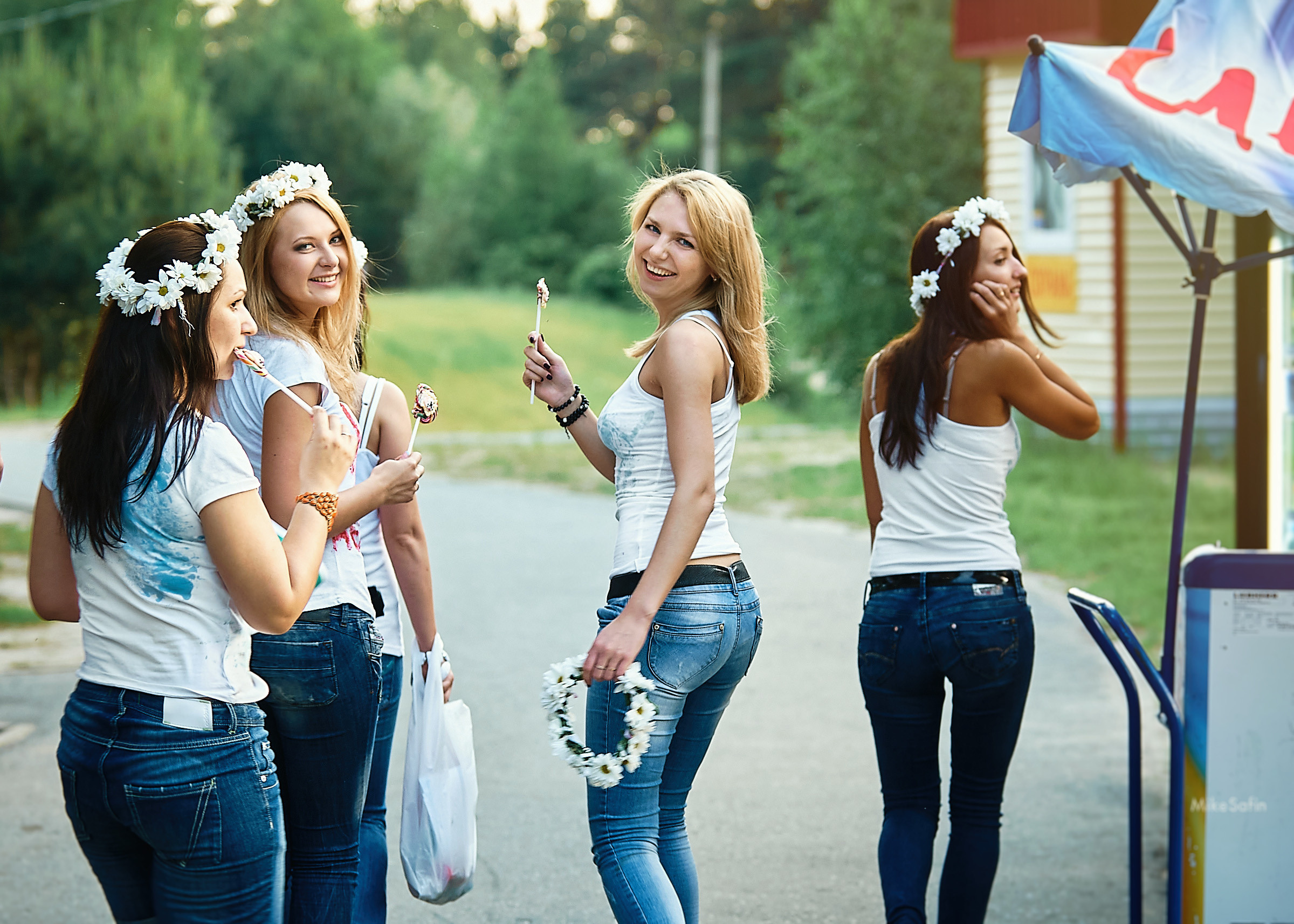 Девушки с красивой фигурой на фоне природы