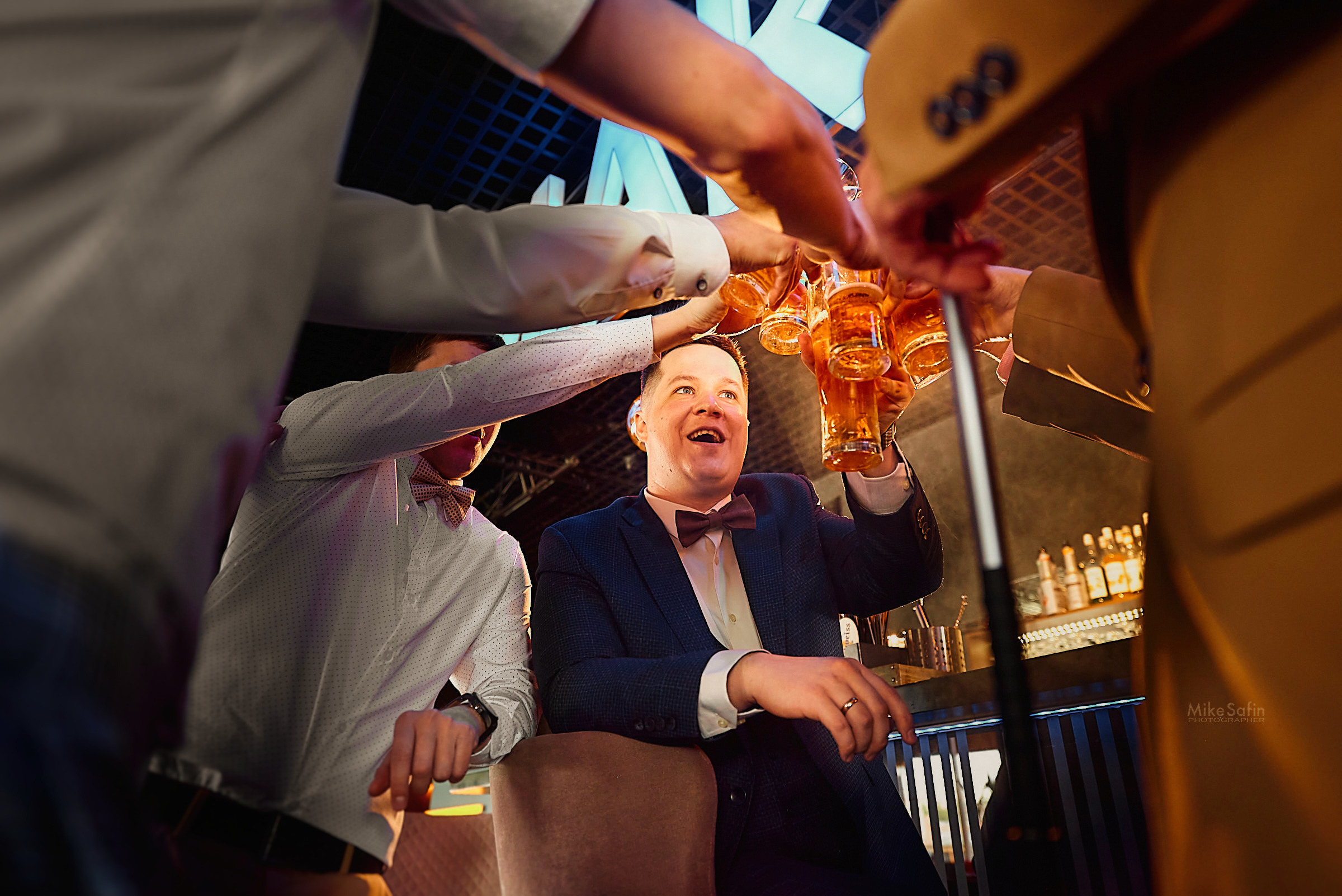 Сборы жениха в баре, пиво, кальян, друзья и хорошее настроение в фотографиях в Сургуте