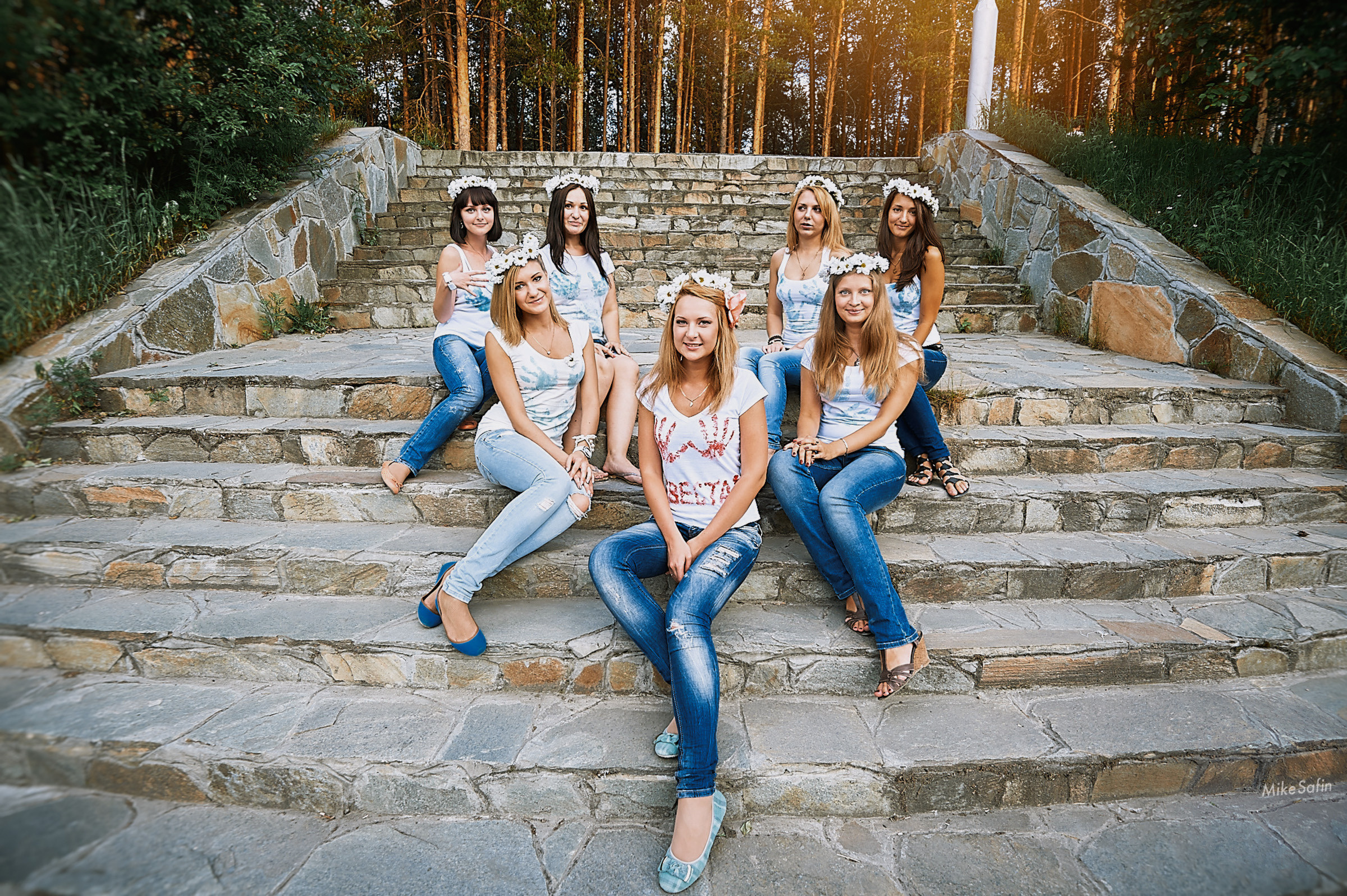 Групповая фотография девушек на лестнице