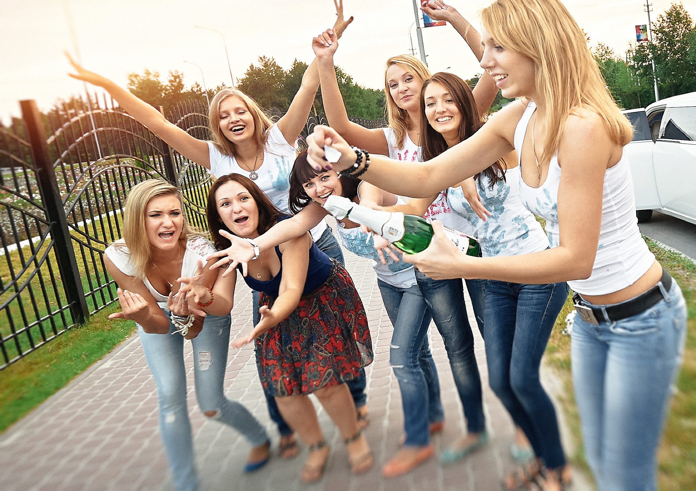 Позитивные фото с празднования весёлого девичника на природе в парке Сургута