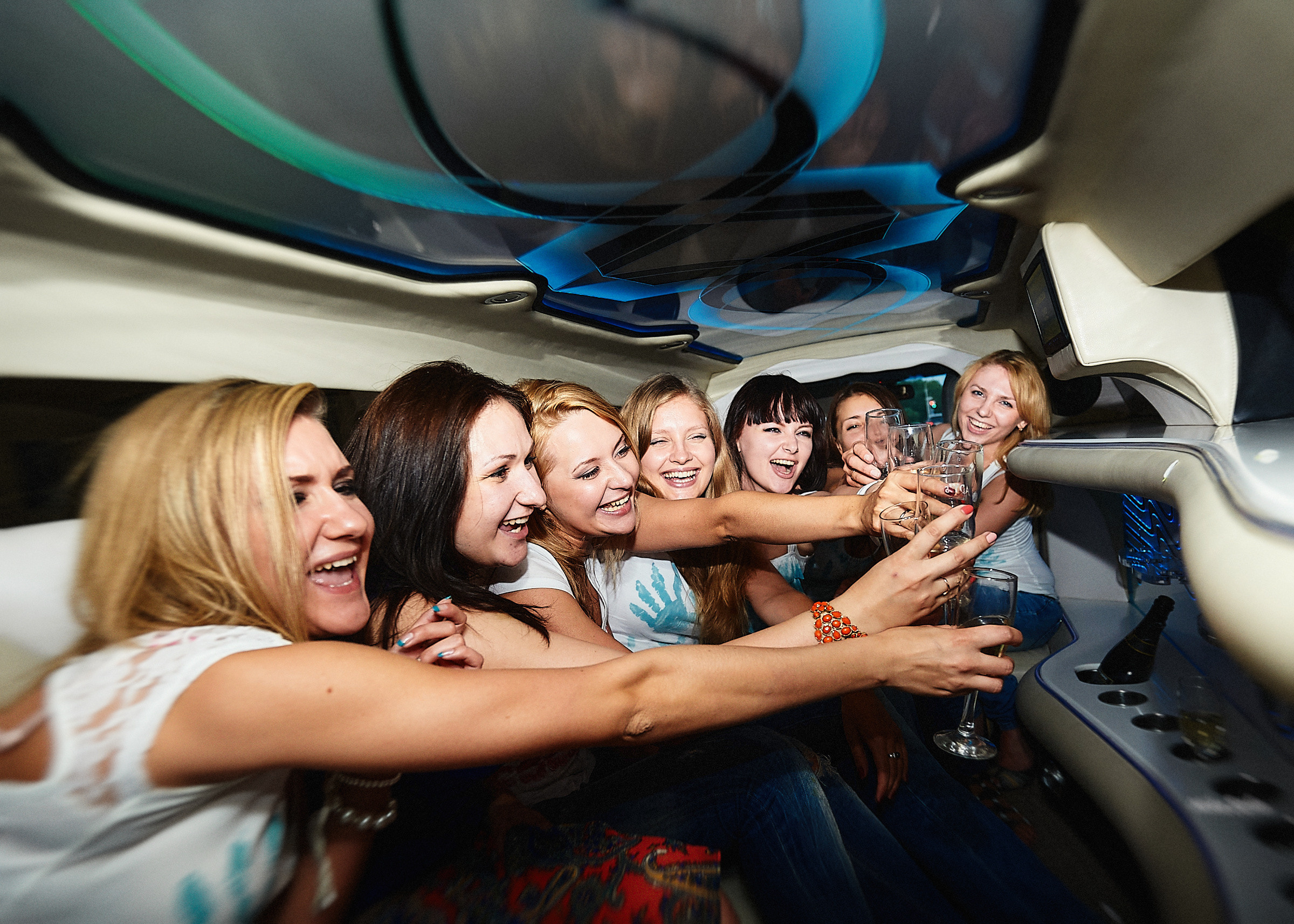 Позитивные фото с празднования весёлого девичника на природе в парке Сургута