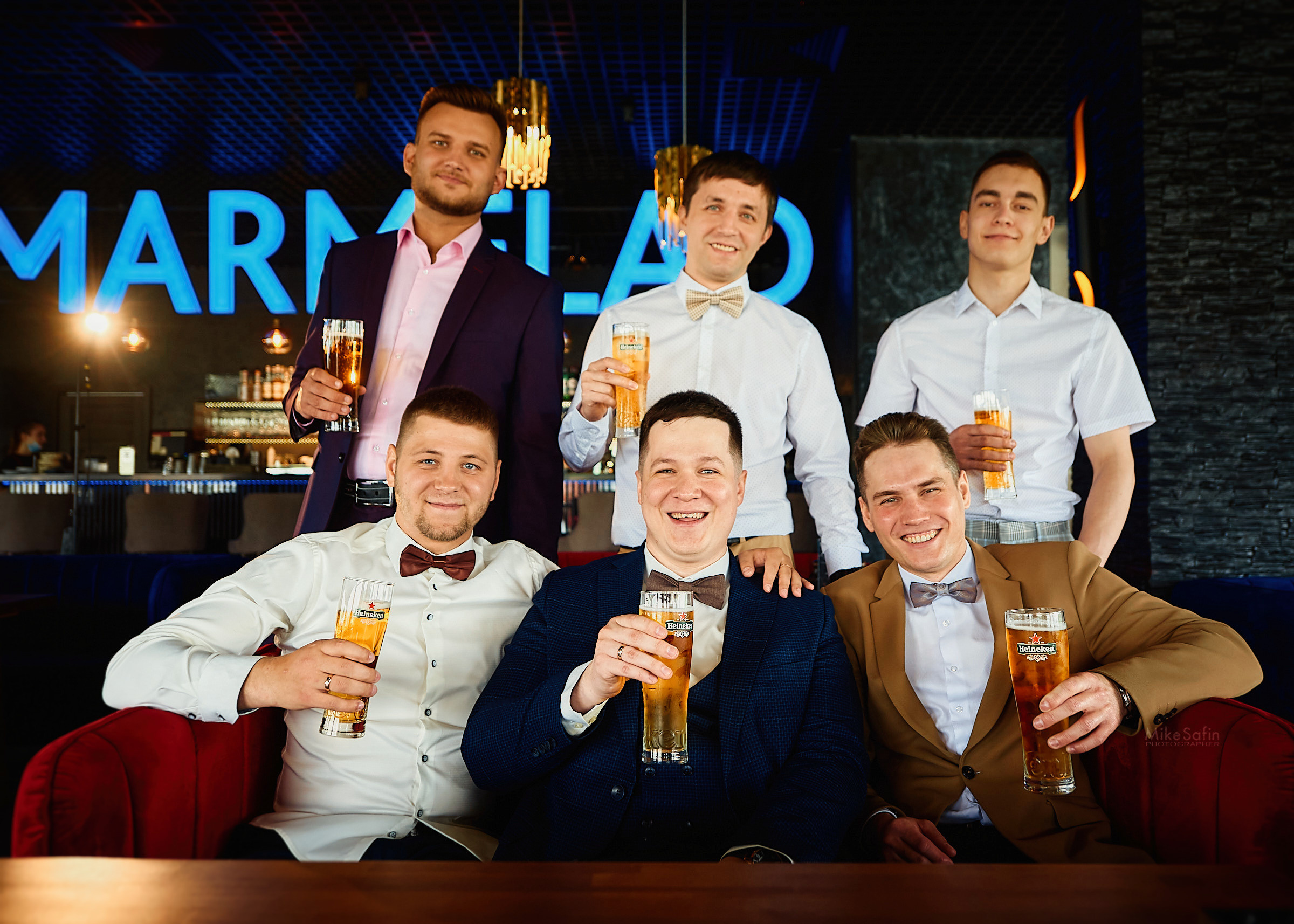 Сборы жениха в баре, пиво, кальян, друзья и хорошее настроение в фотографиях в Сургуте