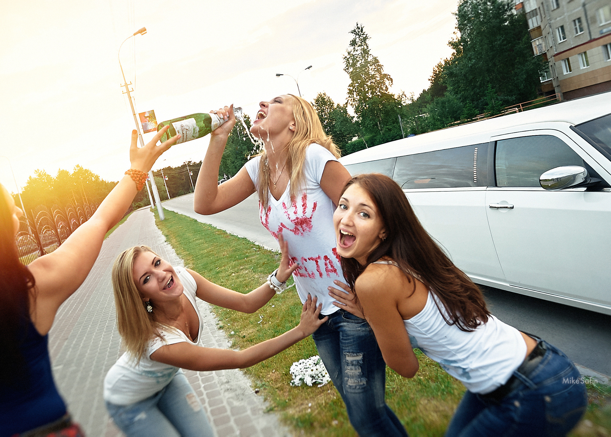 Позитивные фото с празднования весёлого девичника на природе в парке Сургута