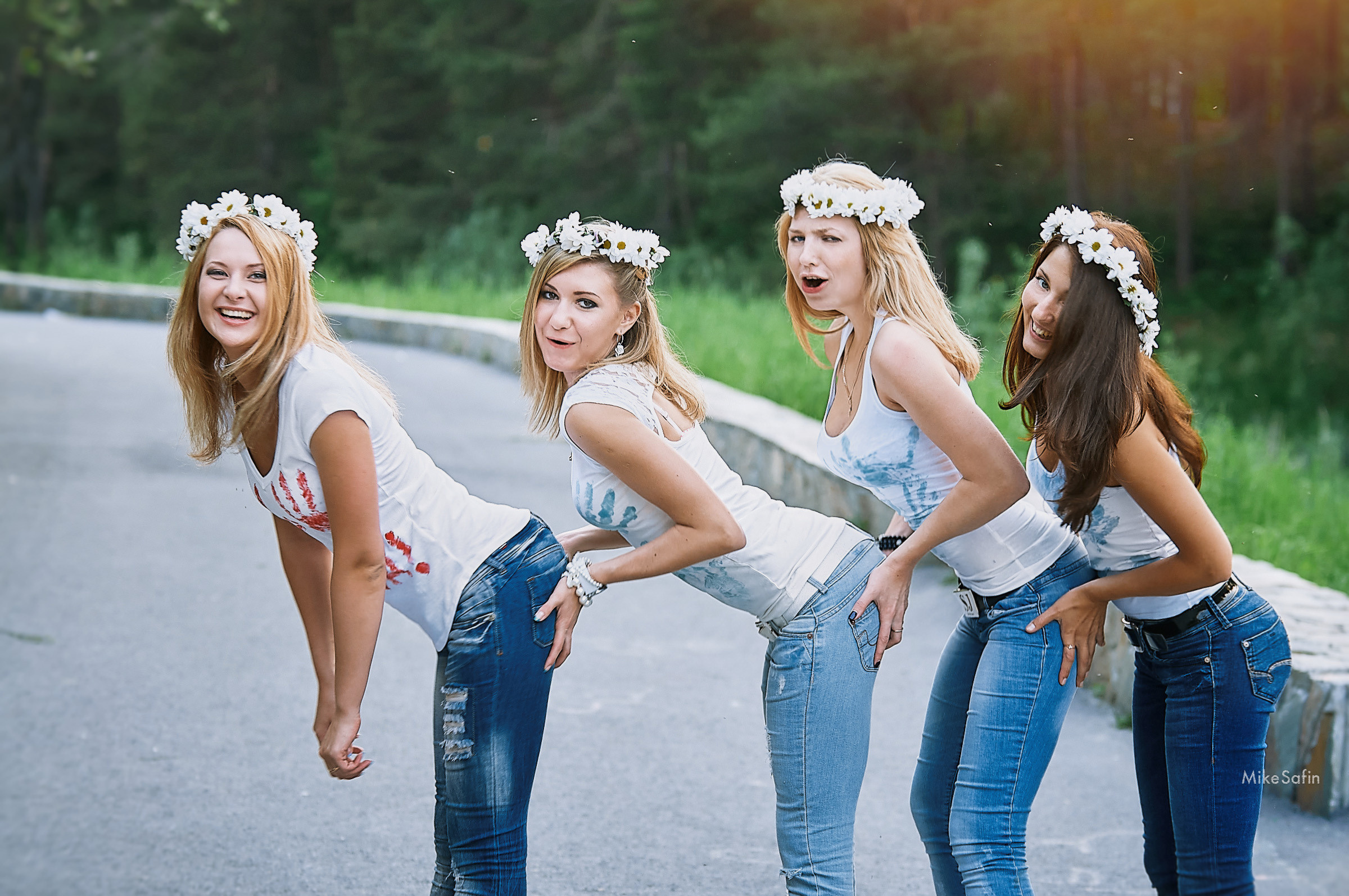 Девушки в раскрашенных футболках на природе дурачатся