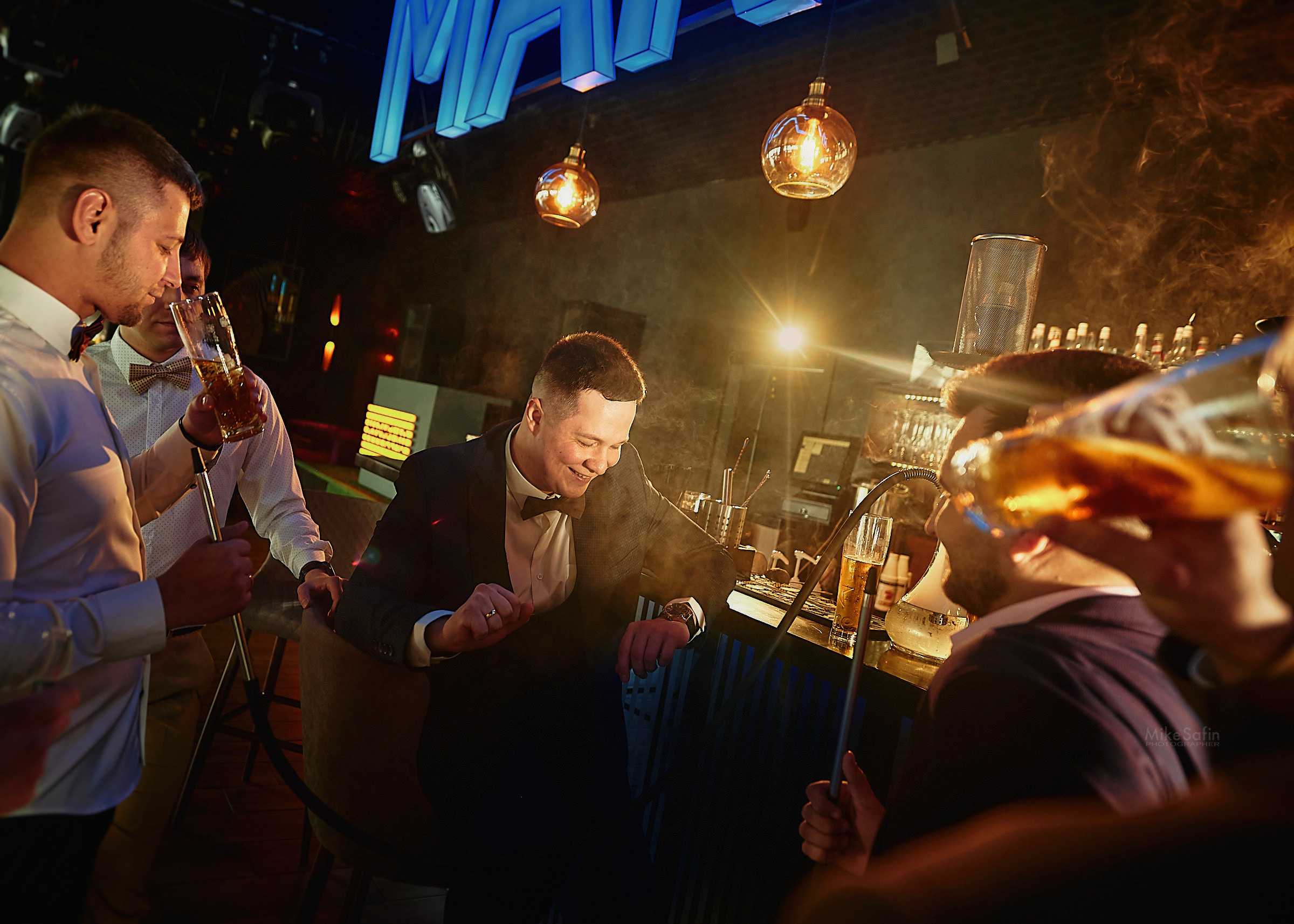 Сборы жениха в баре, пиво, кальян, друзья и хорошее настроение в фотографиях в Сургуте