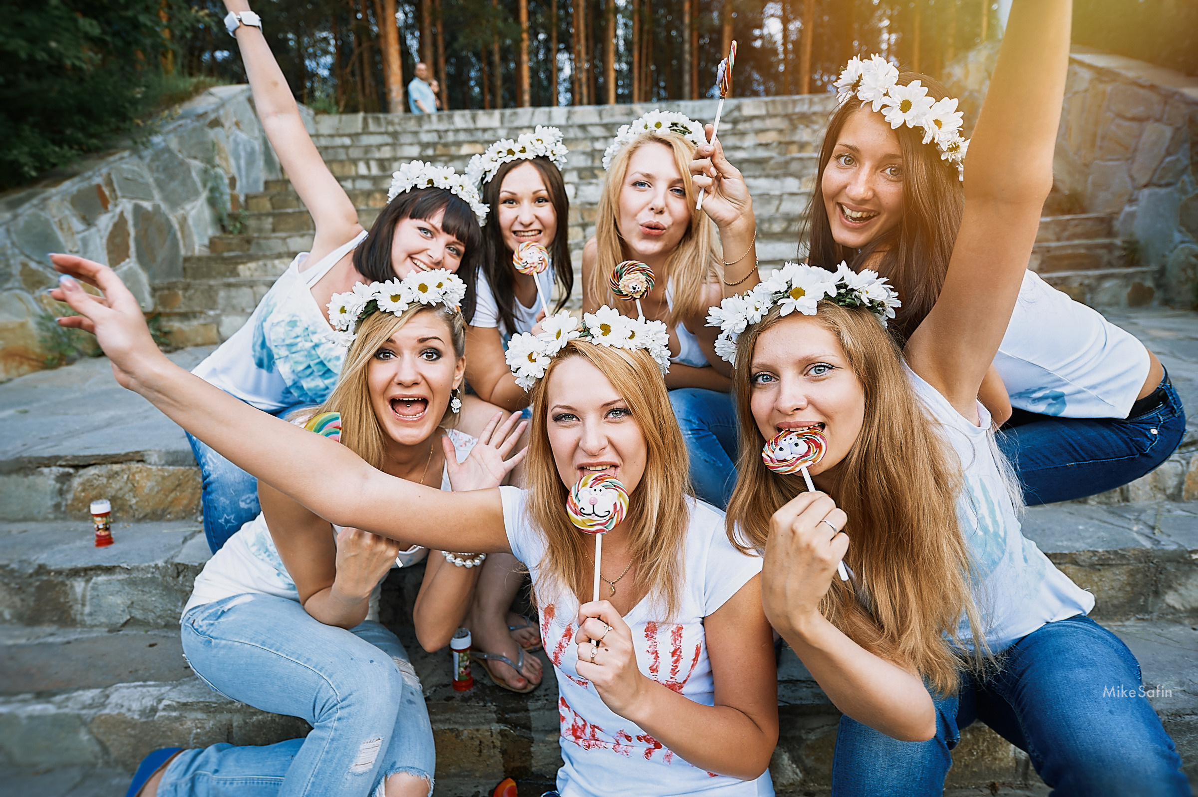 Групповая фотография девушек на природе с конфетами