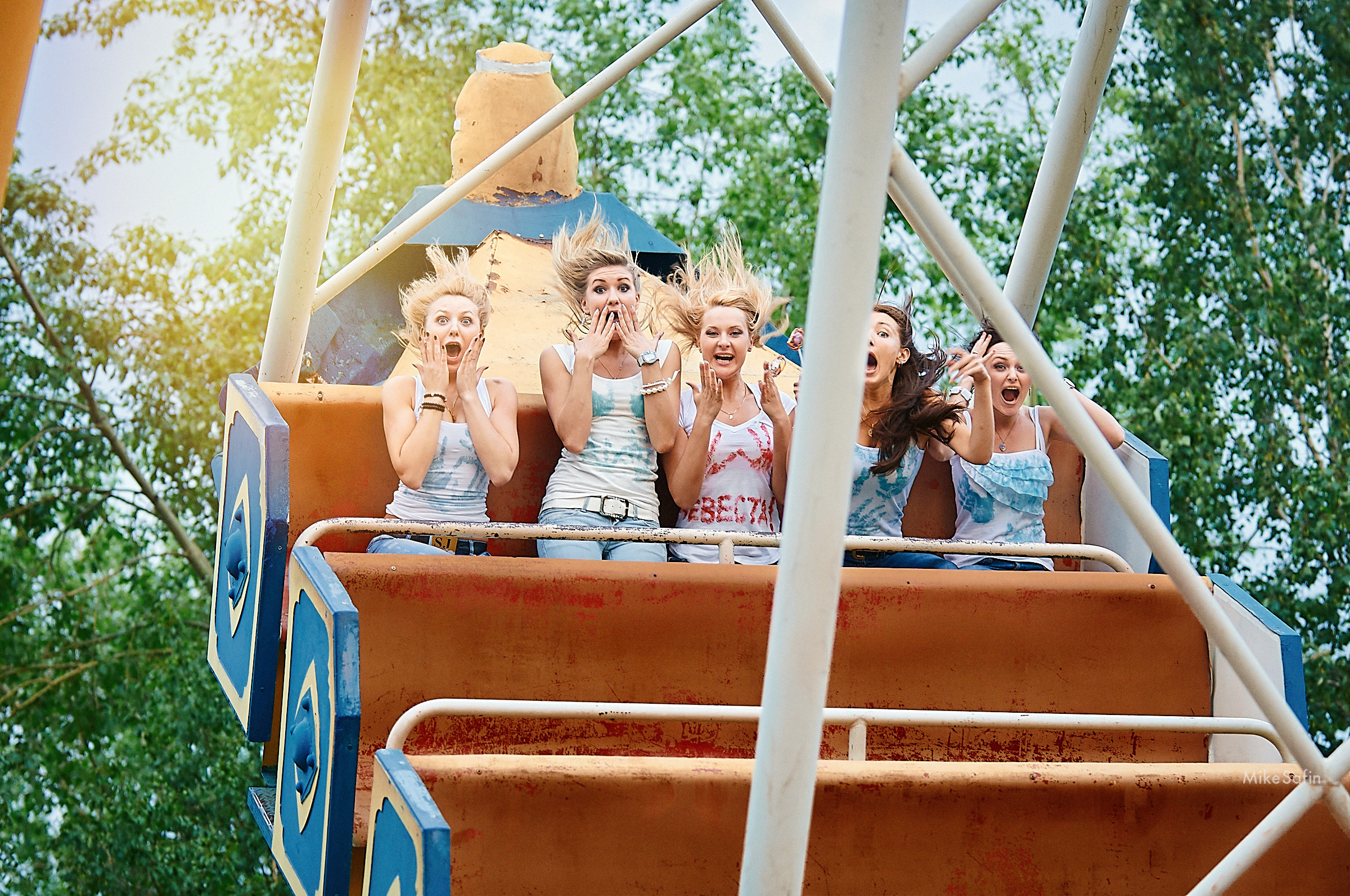 Страх на девичнике, большие качели