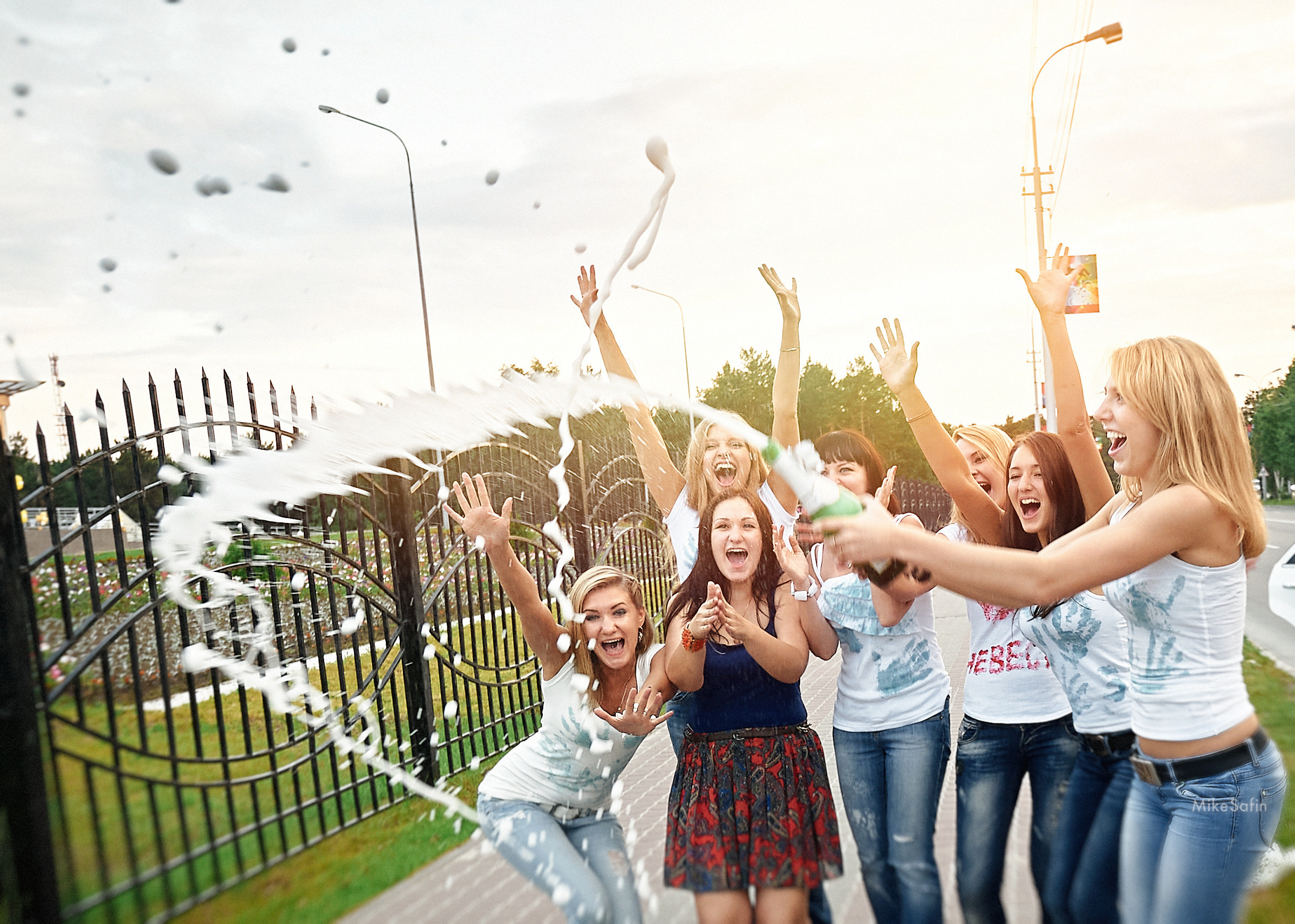 Позитивные фото с празднования весёлого девичника на природе в парке Сургута