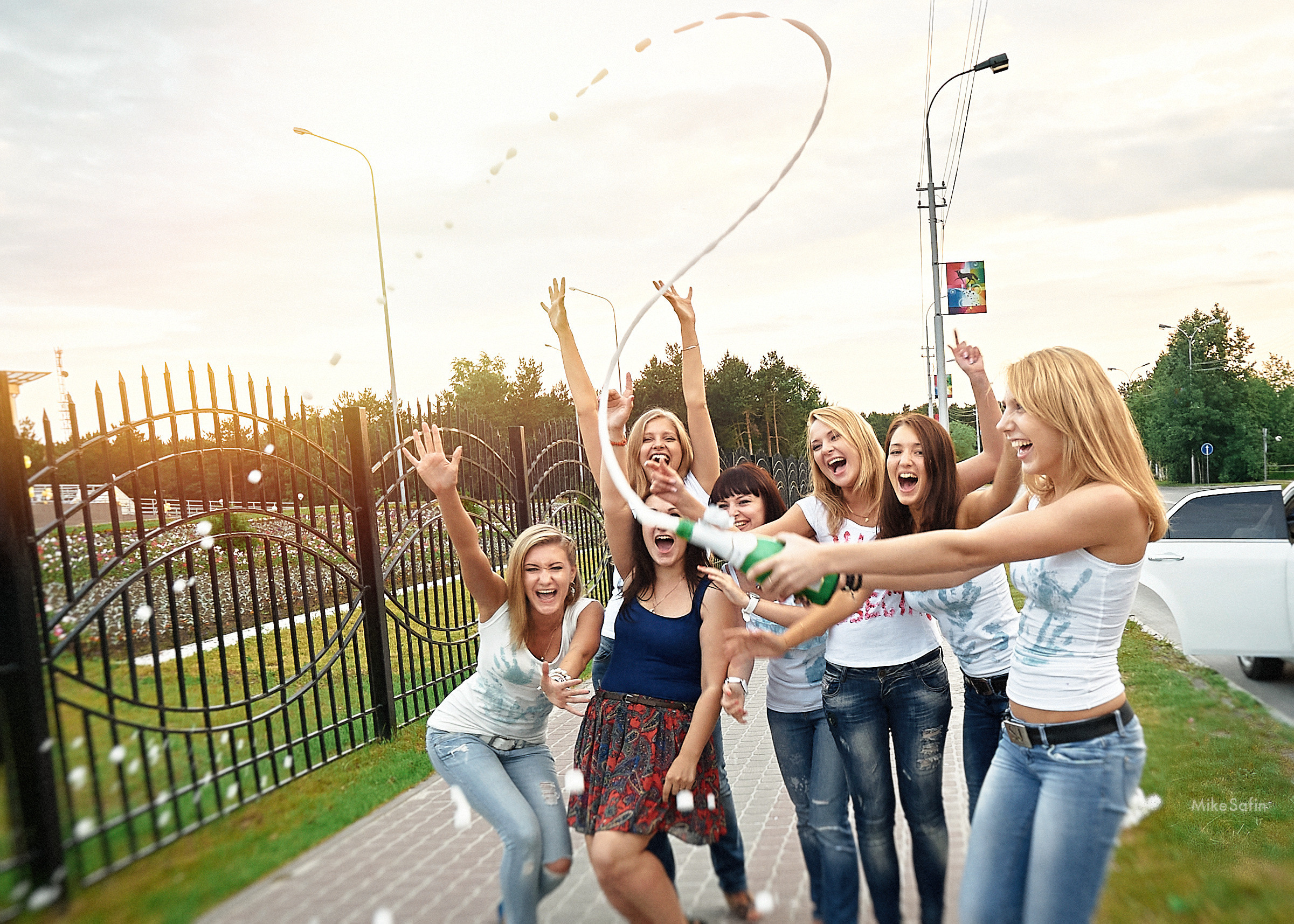 Позитивные фото с празднования весёлого девичника на природе в парке Сургута