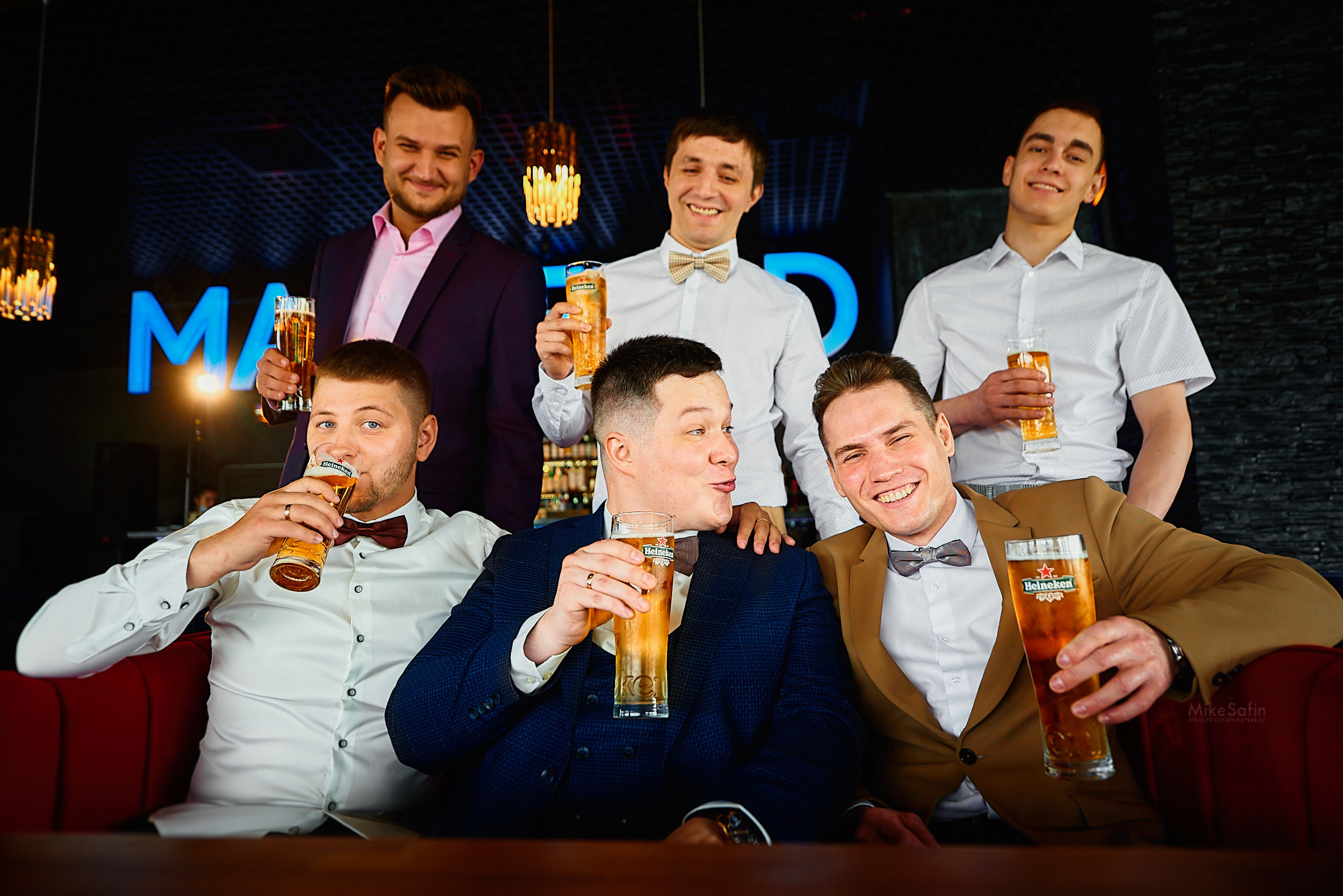 Сборы жениха в баре, пиво, кальян, друзья и хорошее настроение в фотографиях в Сургуте