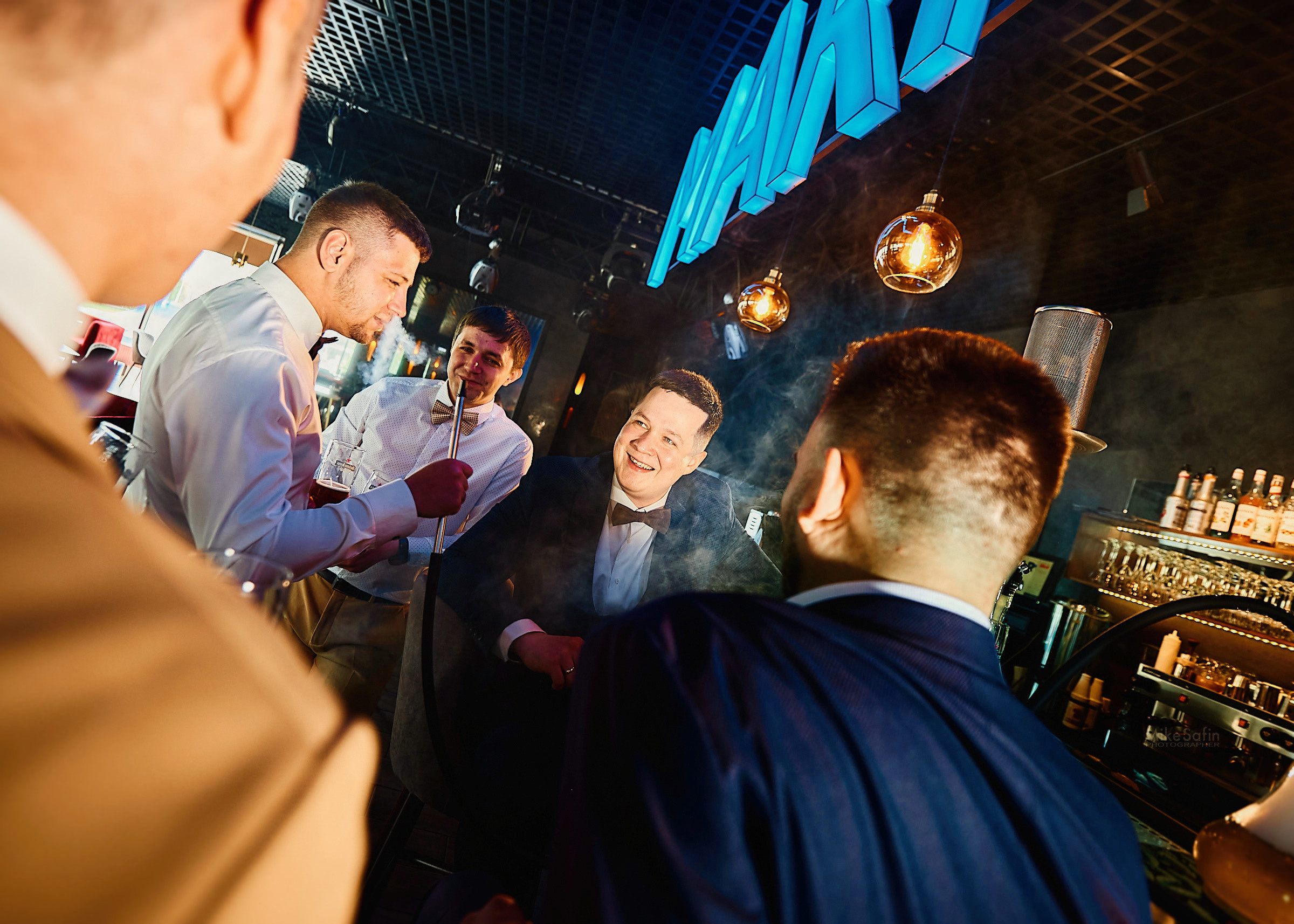 Сборы жениха в баре, пиво, кальян, друзья и хорошее настроение в фотографиях в Сургуте