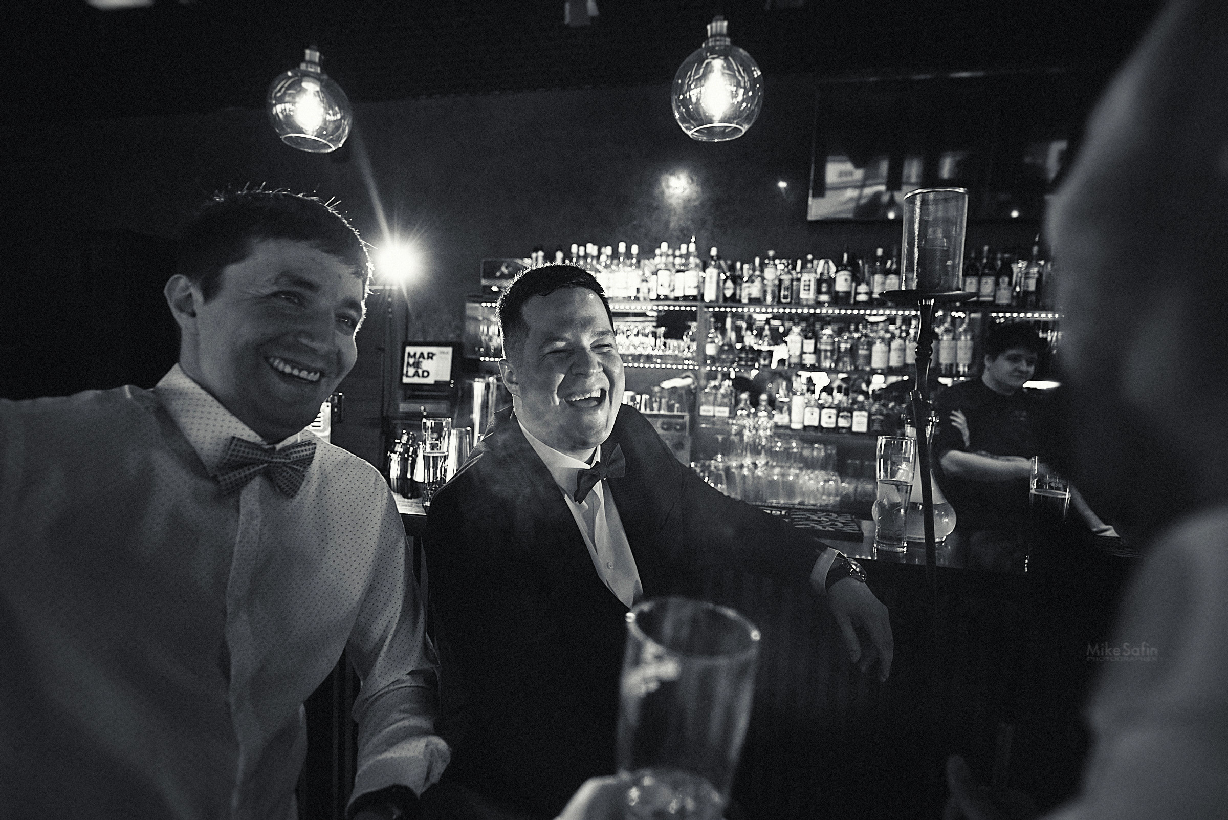 Сборы жениха в баре, пиво, кальян, друзья и хорошее настроение в фотографиях в Сургуте