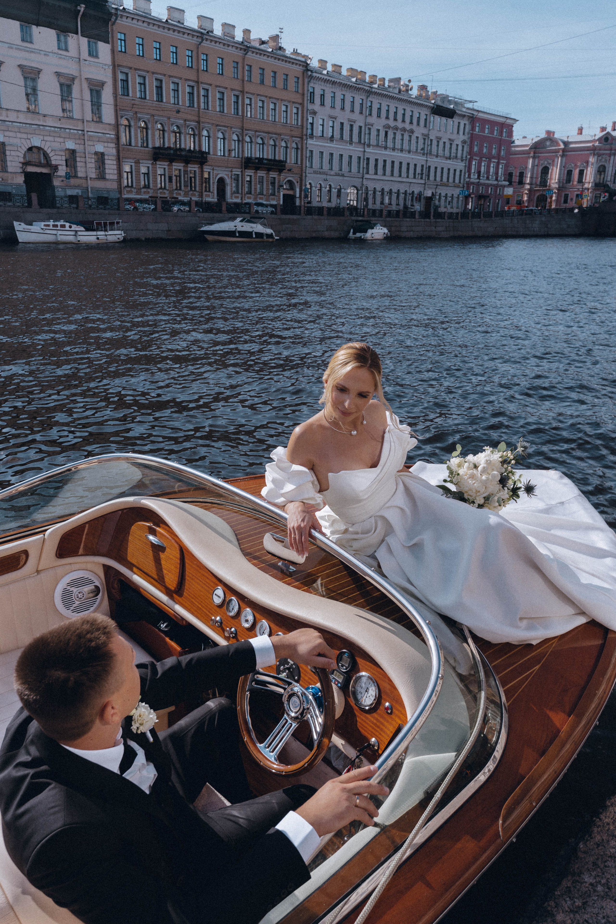 СВАДЕНБНАЯ СЬЕМКА НА КАТЕРЕ ПО КАНАЛАМ САНКТ-ПЕТЕРБУРГА И В АКВАТОРИИ НЕВЫ. Профессиональный фотограф, Санкт-Петербург — Виктория Богомолова
