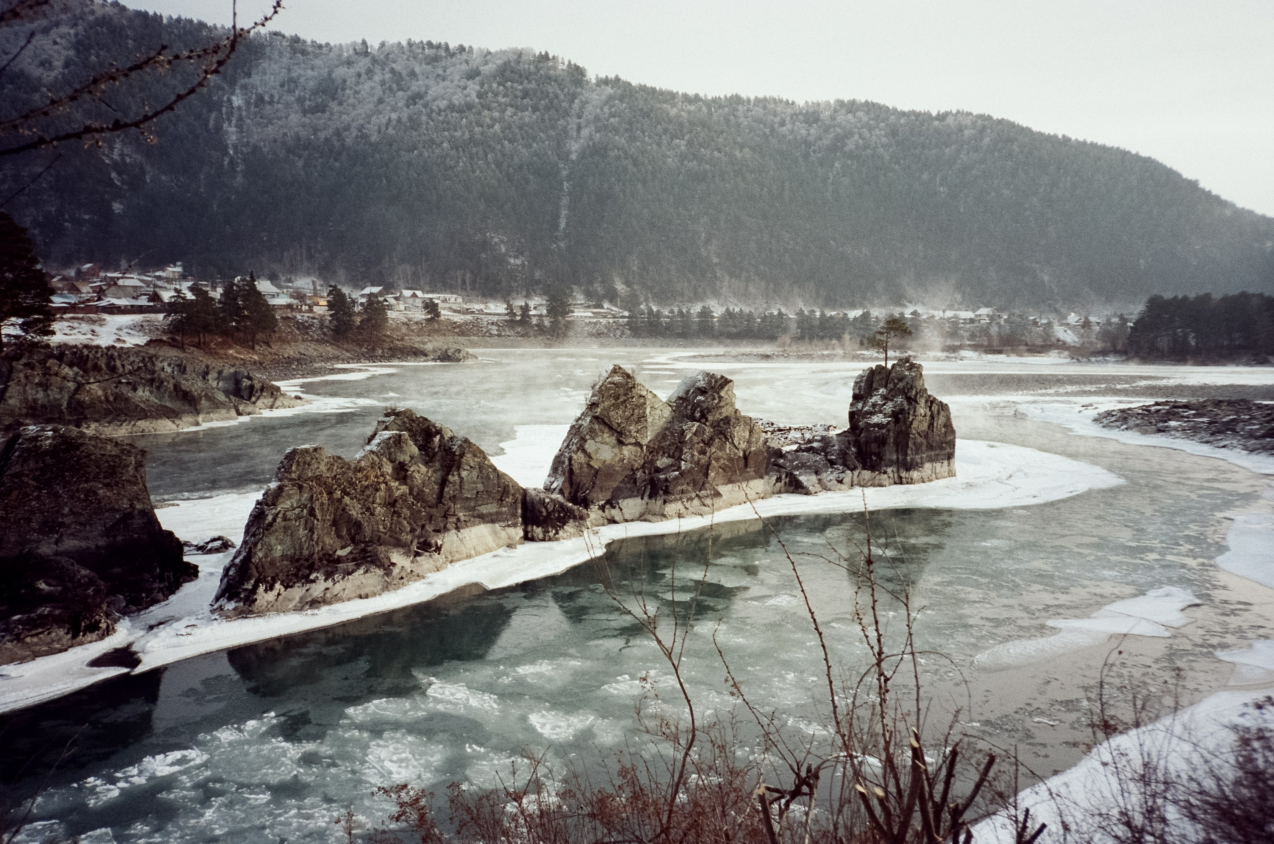 Мост над скалами Зубы Дракона. Зимняя Катунь. Фотограф-документалист Мария Осокина