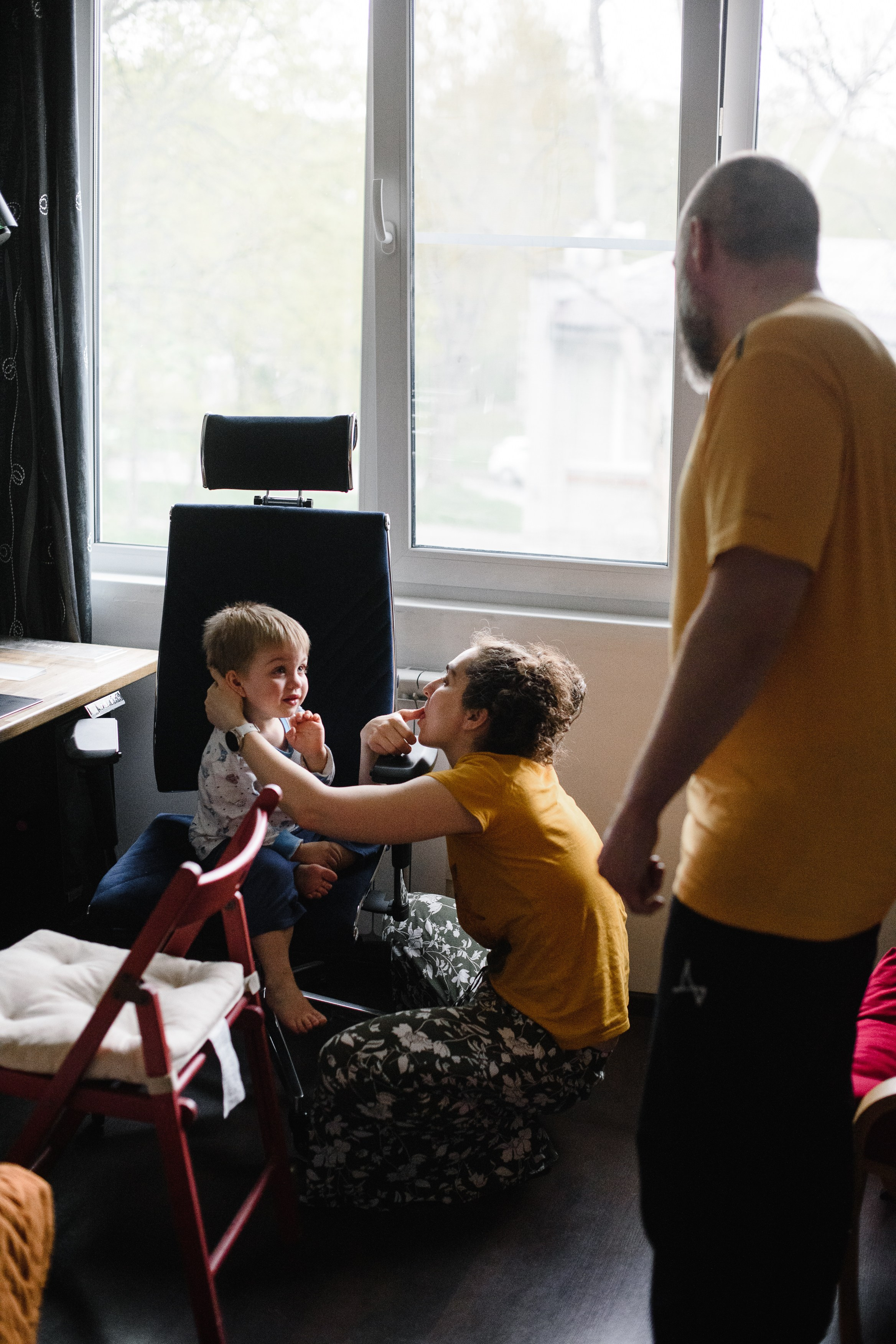 Игорь, Мила и Михаил Игоревич, домашняя история. Фотограф Денис Неместо, портрет, репортаж