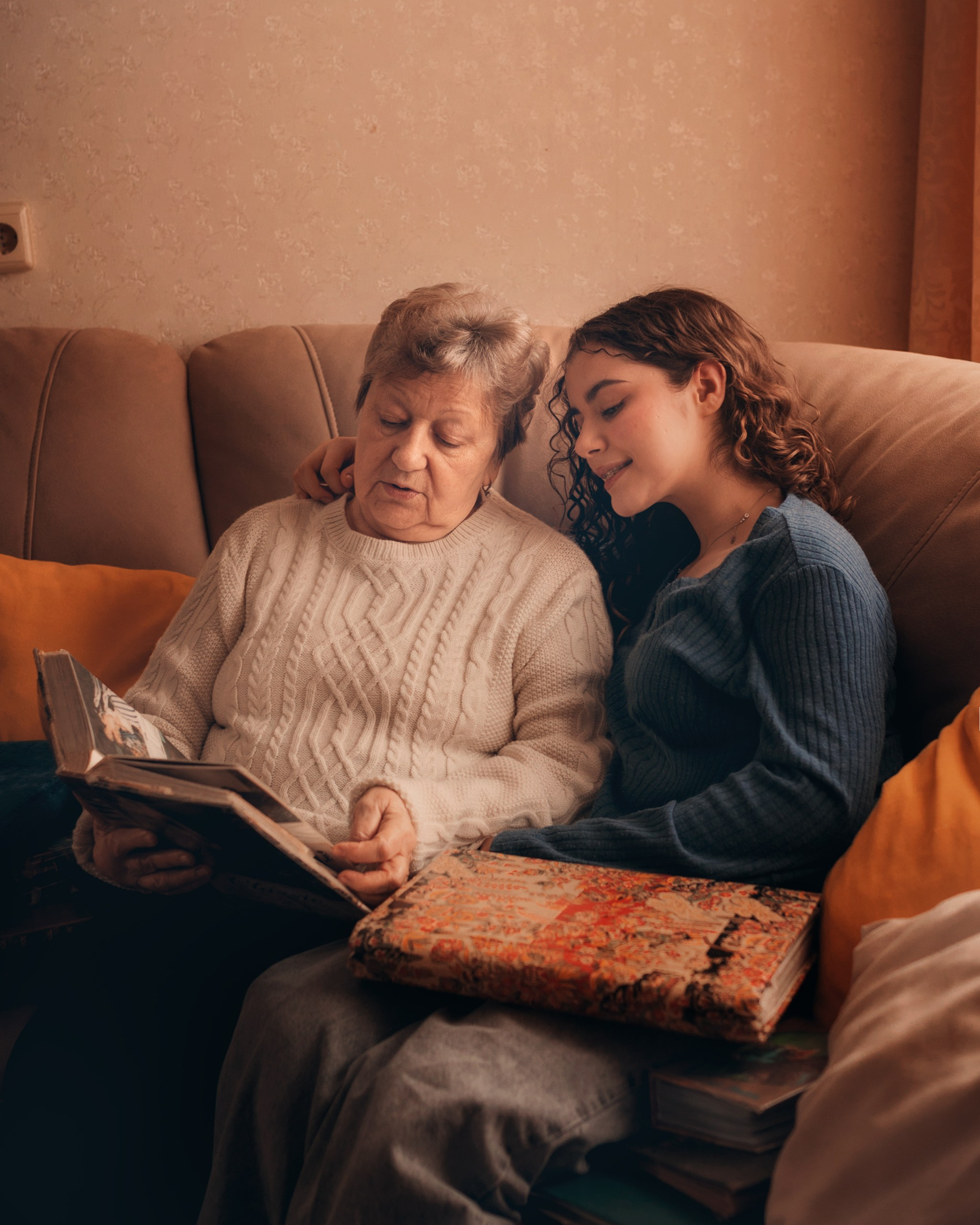 Домашняя фотосессия — бабушка с внучками. Детский и семейный фотограф Елена Михайлова в Москве