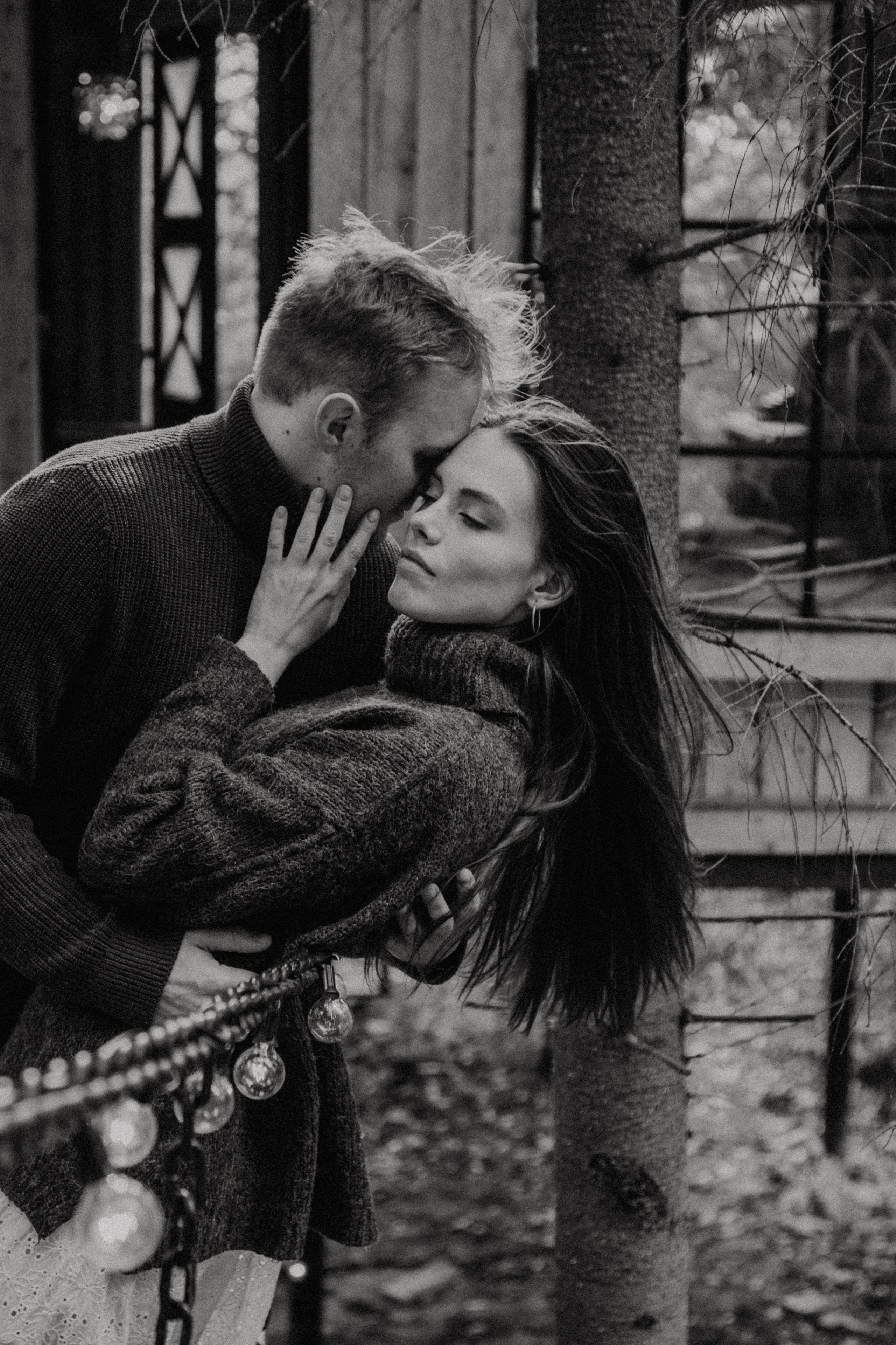 пара в доме в лесу