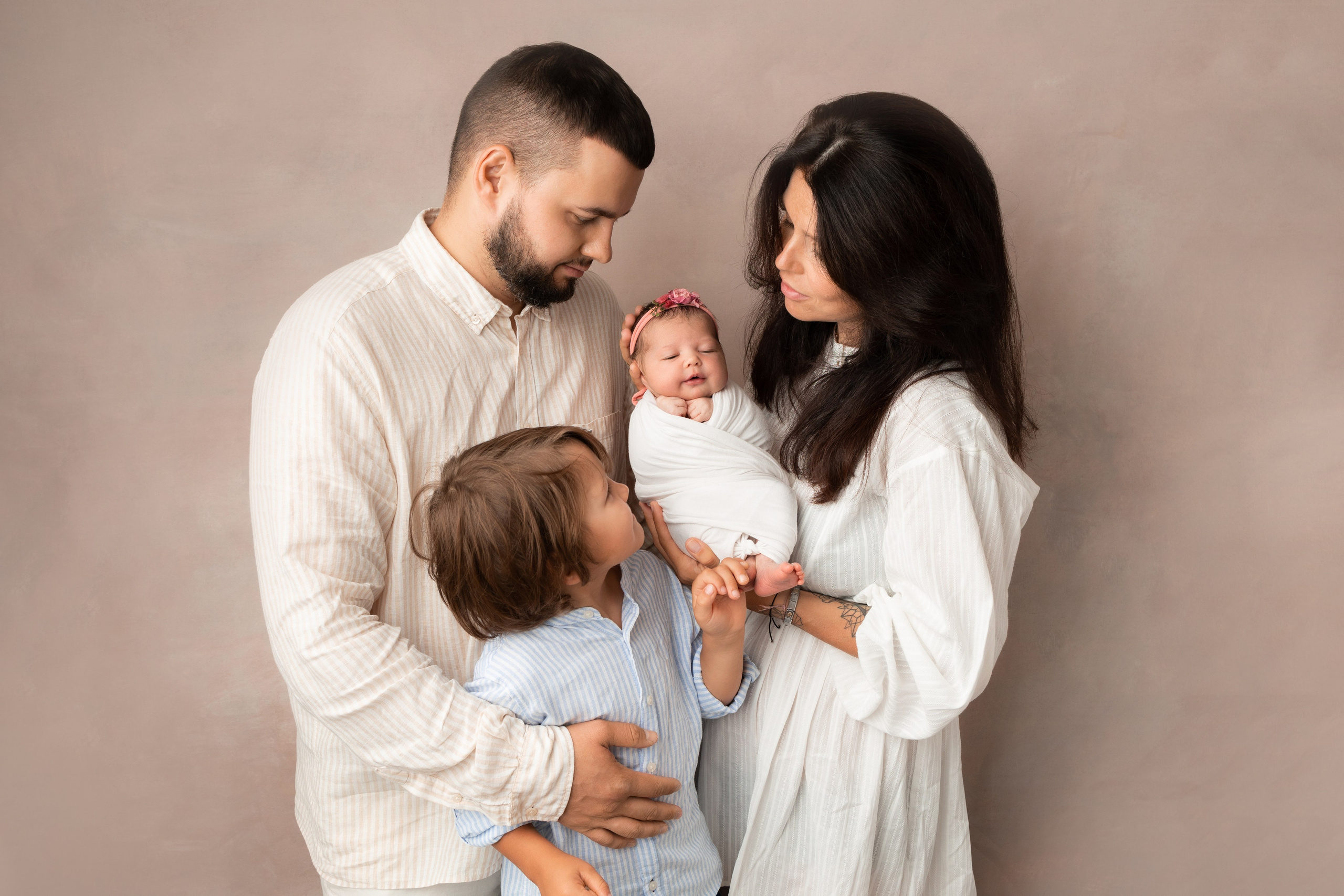 Портфолио Семья - Фотограф новорожденных: моменты счастья и связи. Фотограф новорожденных: волшебные моменты первых дней жизни