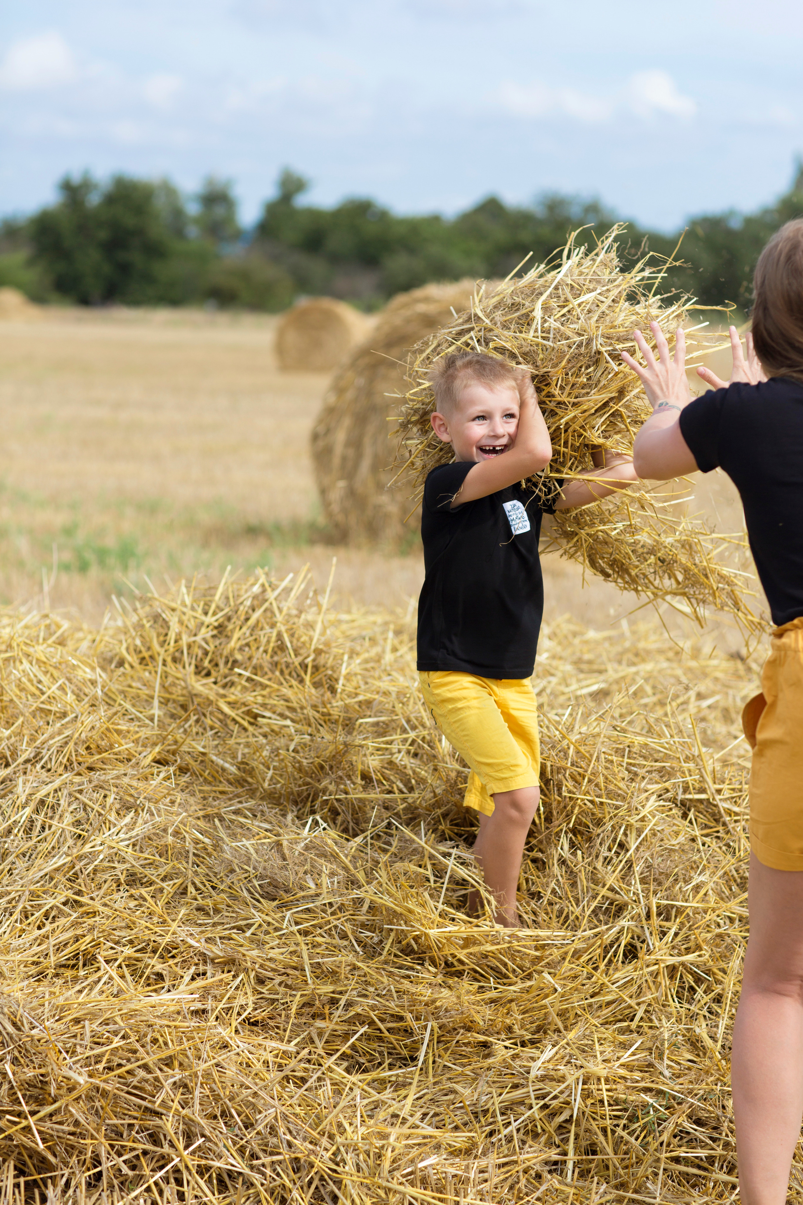 Сено, лето, мама, сын). Фотограф Анапа, Краснодарский Край, Крым