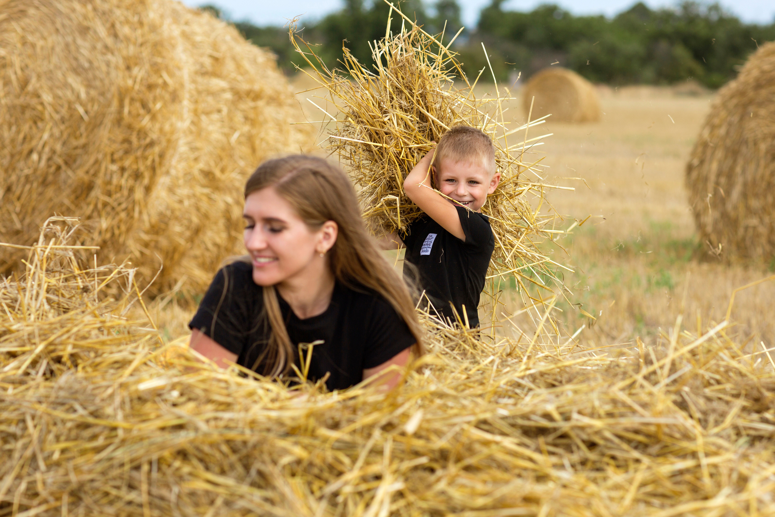 Сено, лето, мама, сын). Фотограф Анапа, Краснодарский Край, Крым