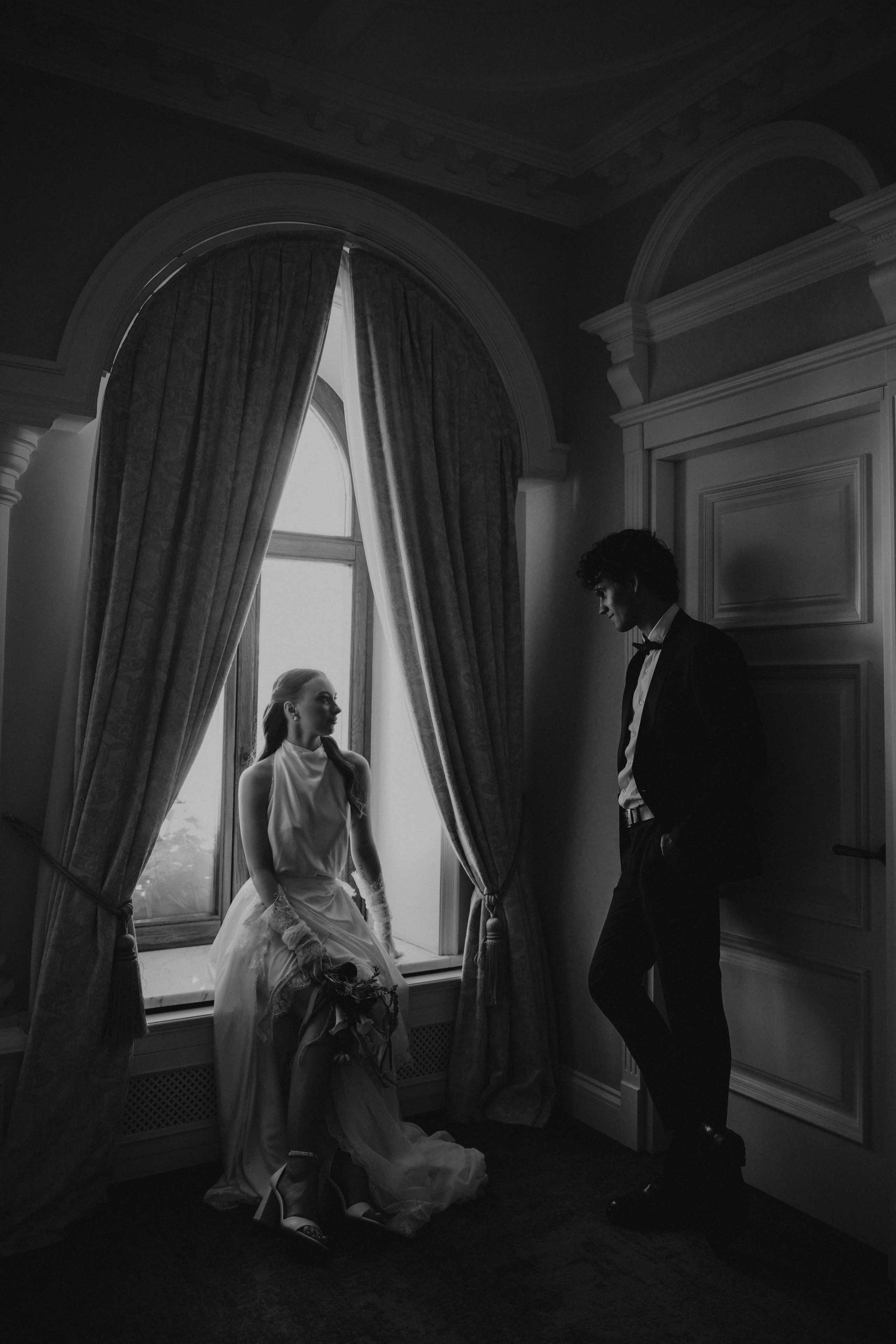 Свадебная фотосессия утра невесты и жениха в отеле Амбассадори