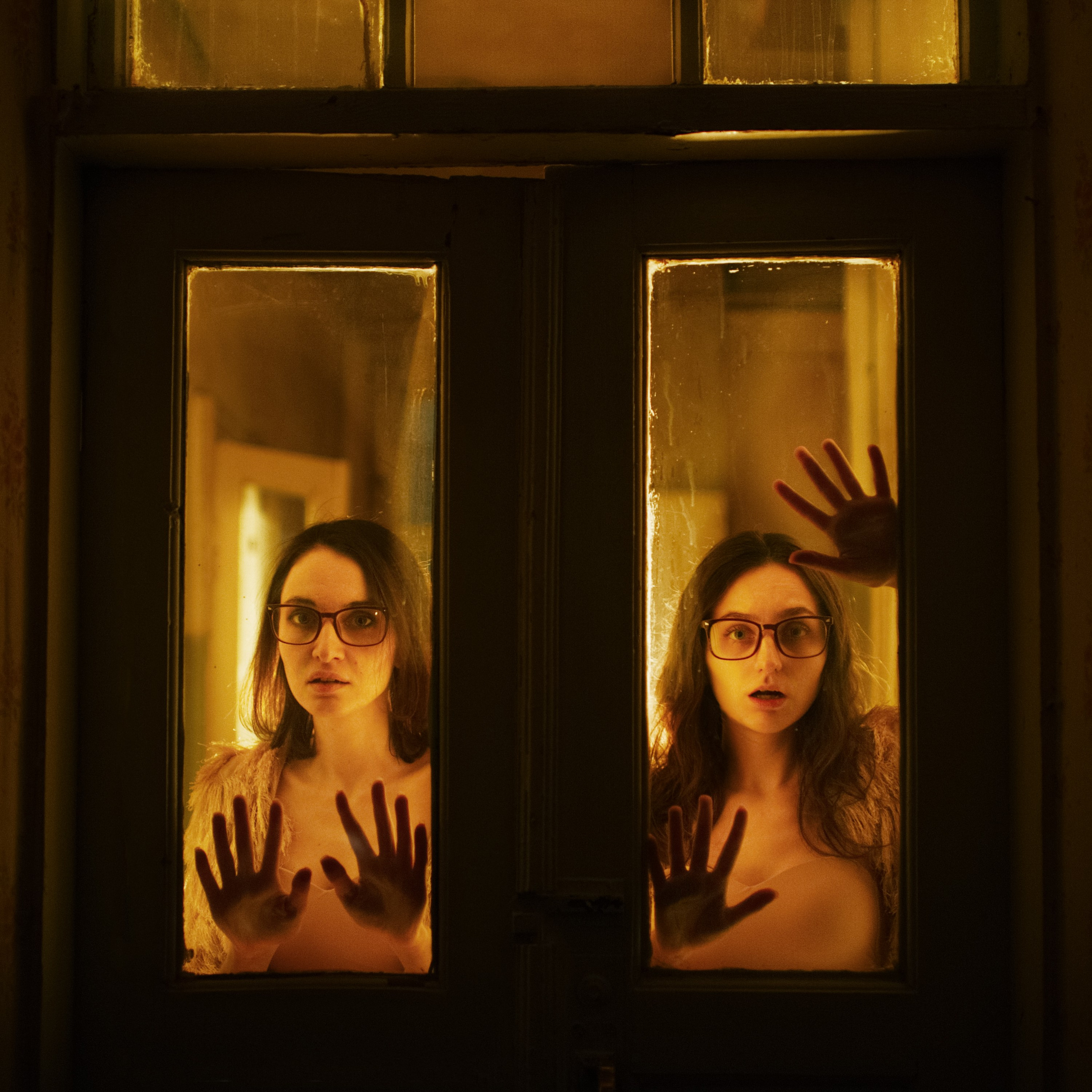 Артистка Мажелина и ее альтер-эго в окне дома