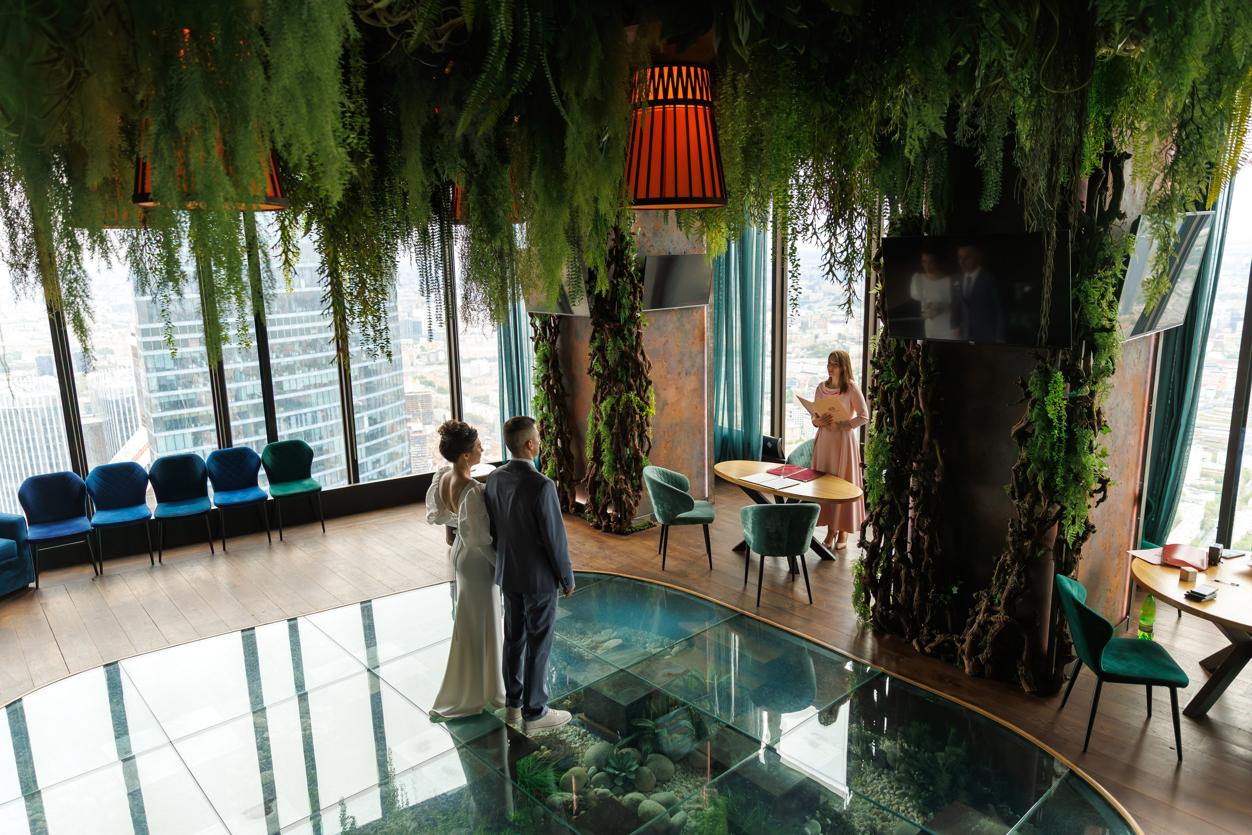 Свадебная фотосессия в библиотеке читальне им Пушкина. Свадебный фотограф Москва и МО Сергей Киржаев