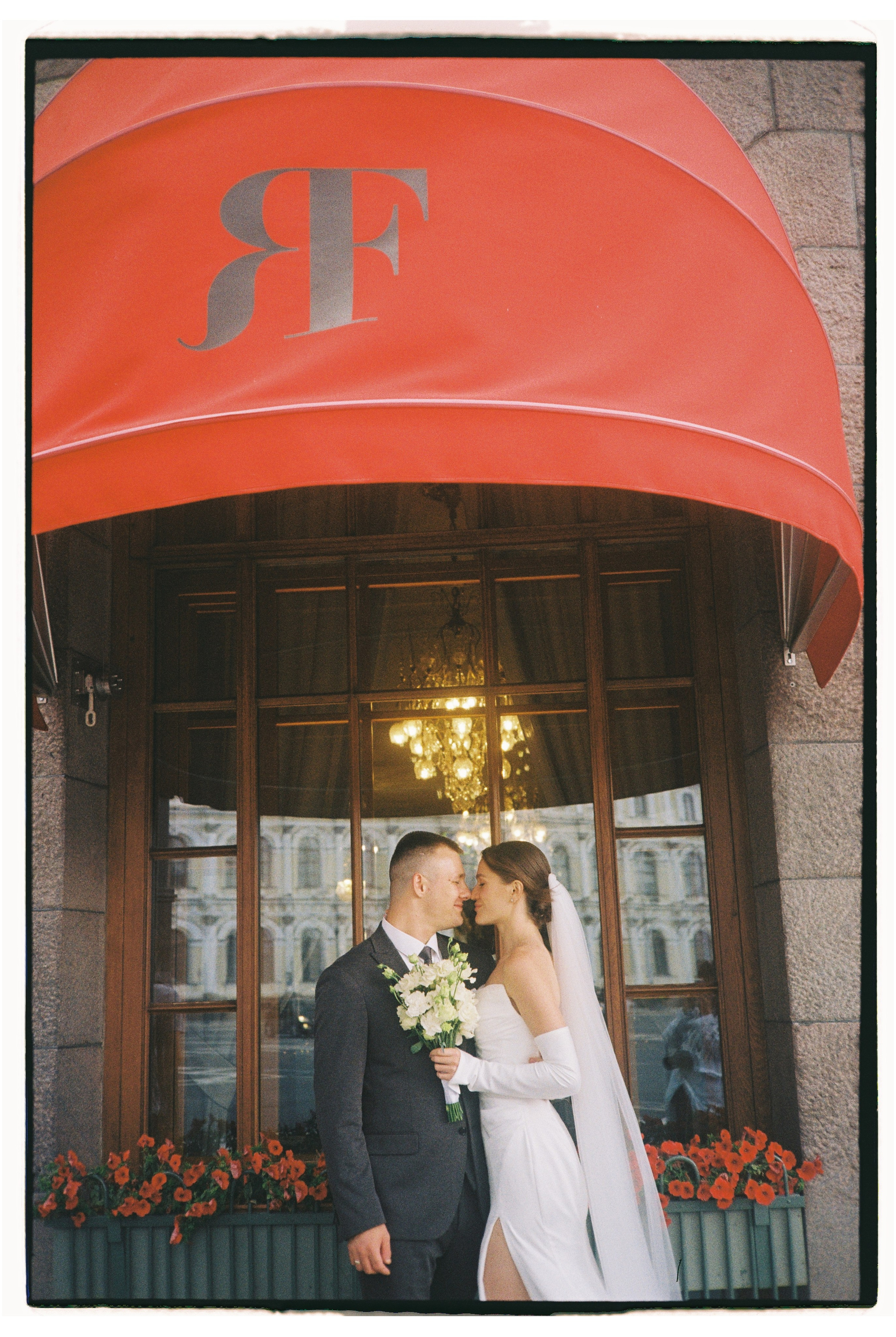 Свадьба в Питере на катере. Сестры Карабаза. Фотографы и ретушеры в Москве и Санкт-Петербурге