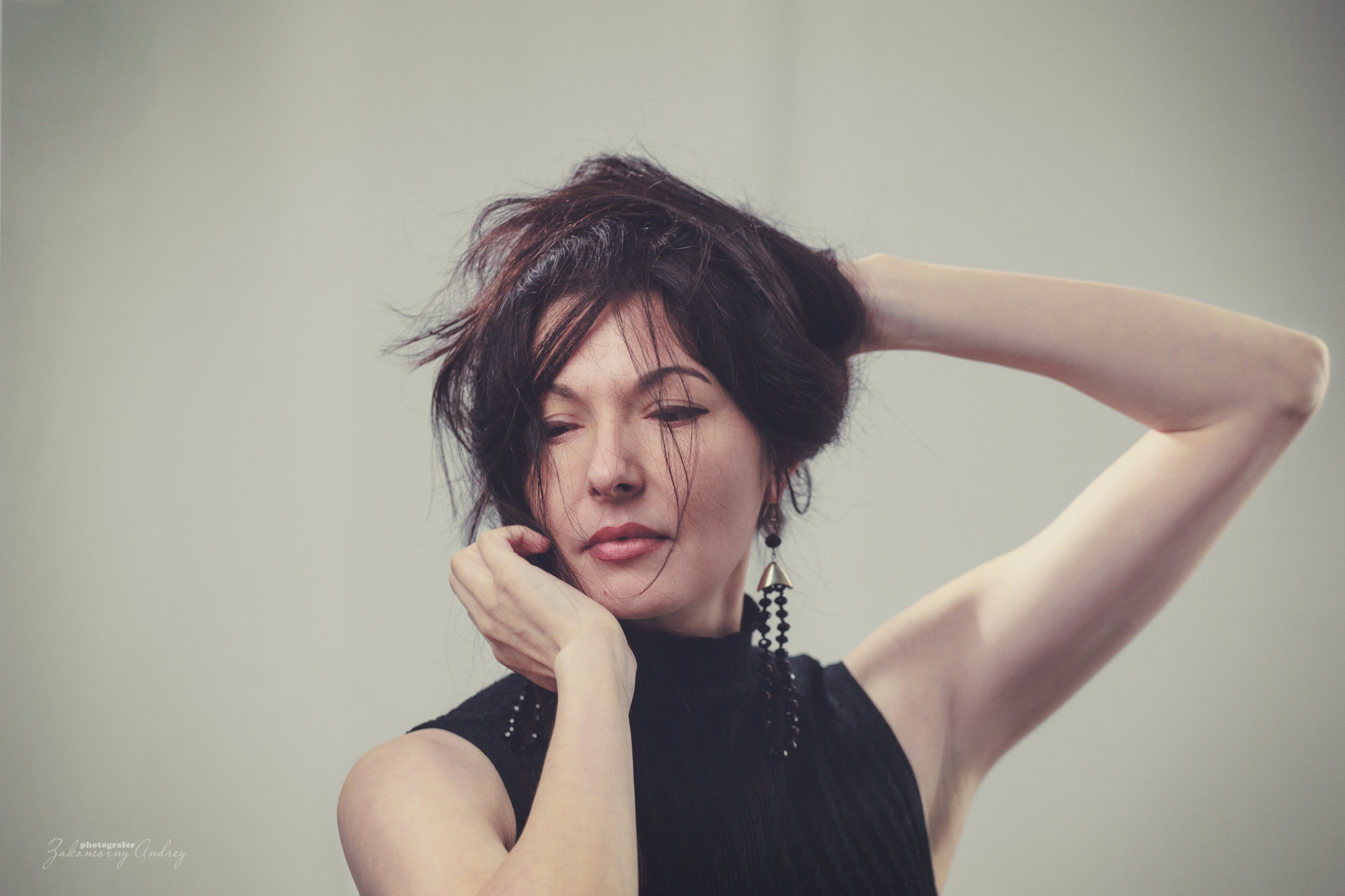 фотосессия в студийный локациях, тематические фотосессии, деловой портрет. Всё это делает мастерская Андрей Закоморного.