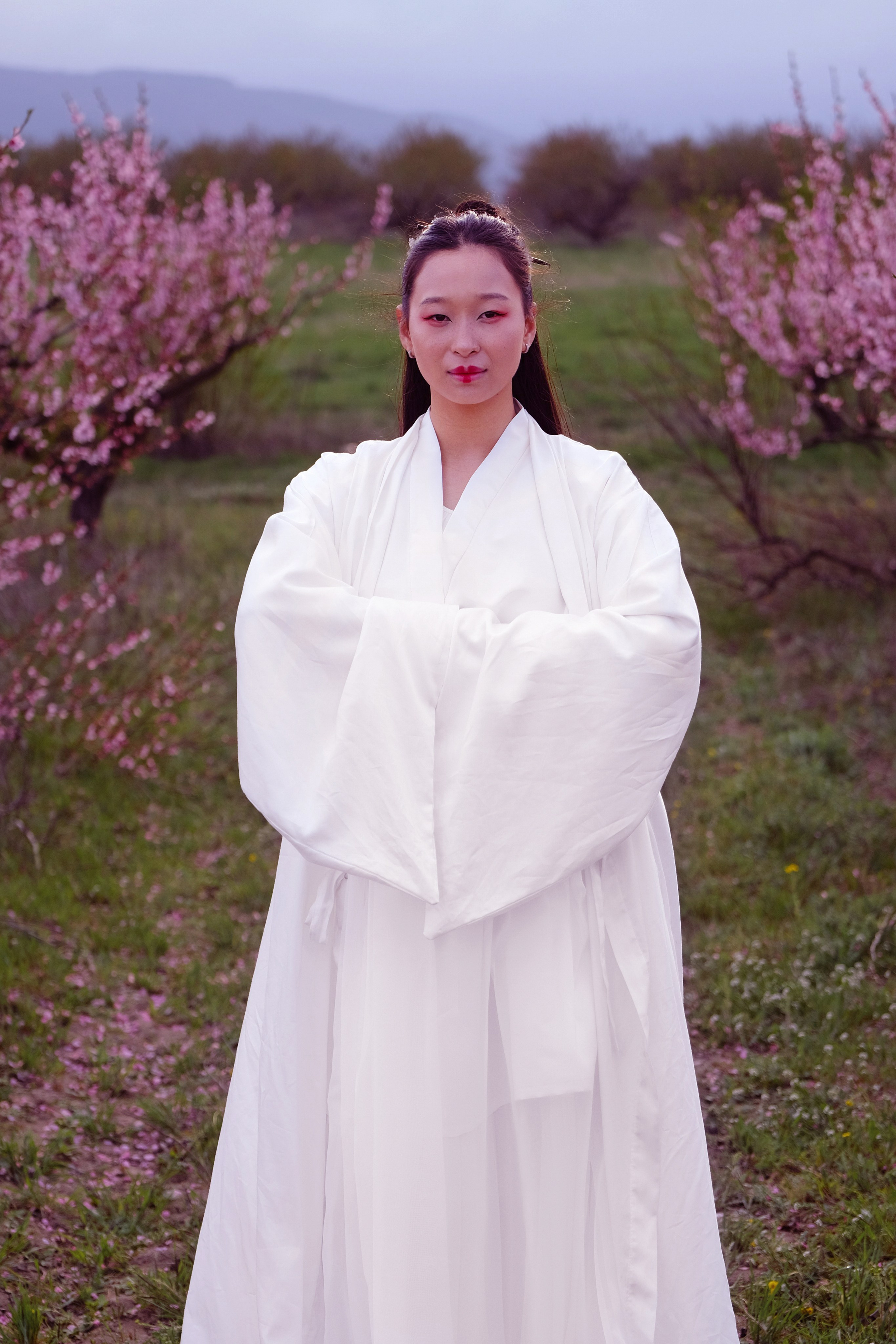 Фото в цветущих персиковых садах. Профессиональная фотосъемка в Крыму. Натуральные эмоции и живые кадры. Забронируйте дату прямо сейчас!