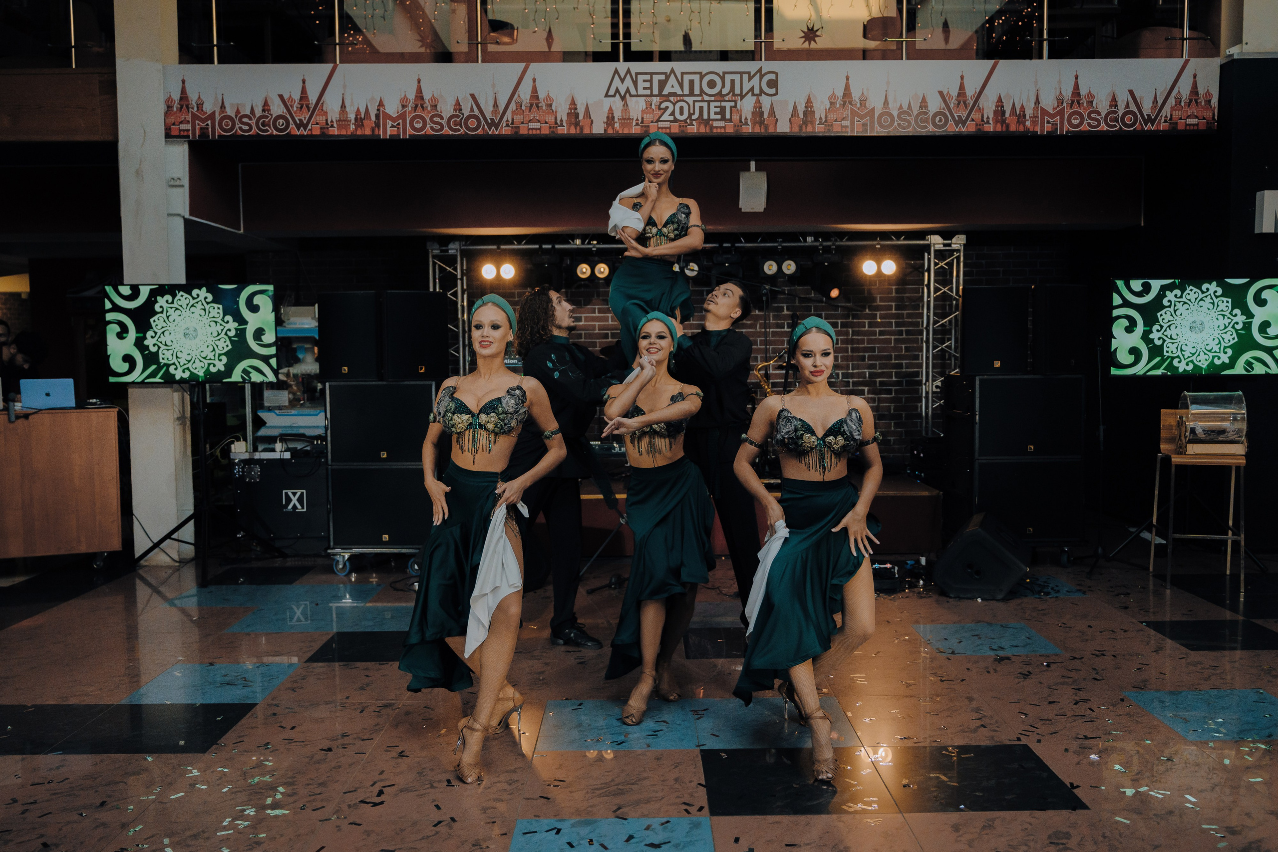 20 ЛЕТ МЕГАПОЛИС ЧЕЛЯБИНСК ХЕДЛАЙНЕР ЕЛКА. Репортажный фотограф Зуев Роман г. Челябинск