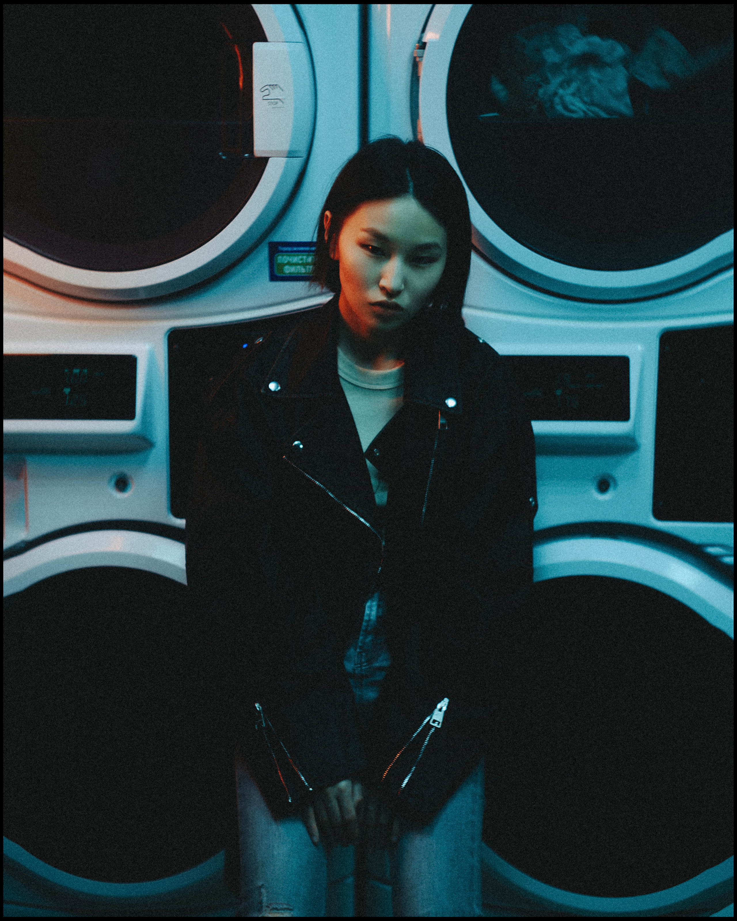 Киношная фотосессия в необычной локации с цветным светом