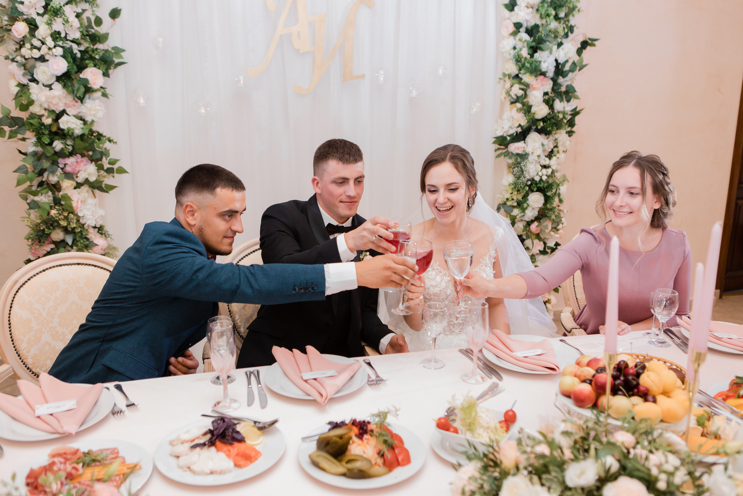 Свадебная фотосъемка Михаила и Ольги. День нашей свадьбы. Видеосъемка и фотосъемка свадеб. Фотограф и оператор на свадьбу. Видеосъемка подкастов, собственная видео-фотостудии. Предметная фотосъемка