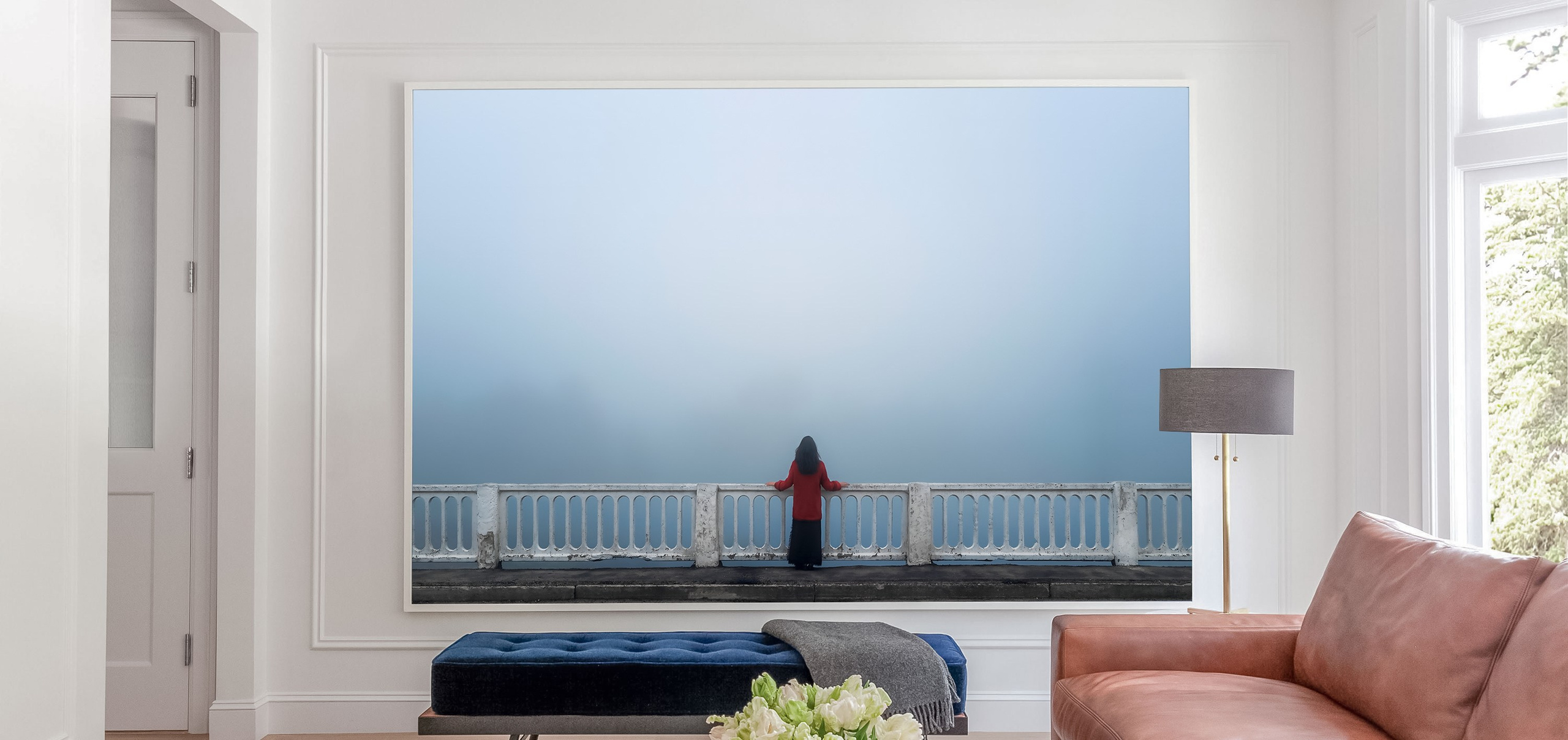 Картина с девушкой в тумане