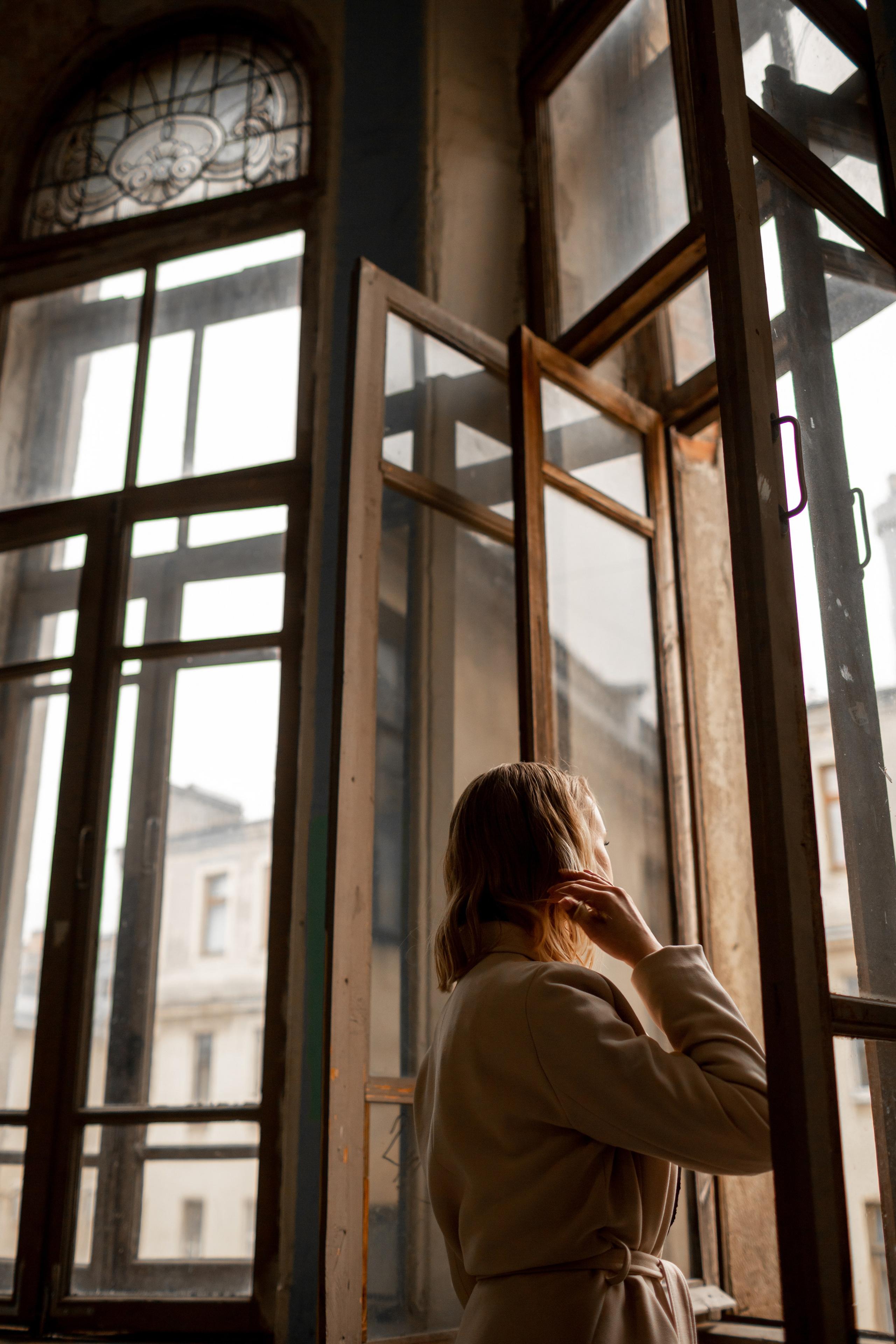 Теплый портрет в классической петербургской парадной.