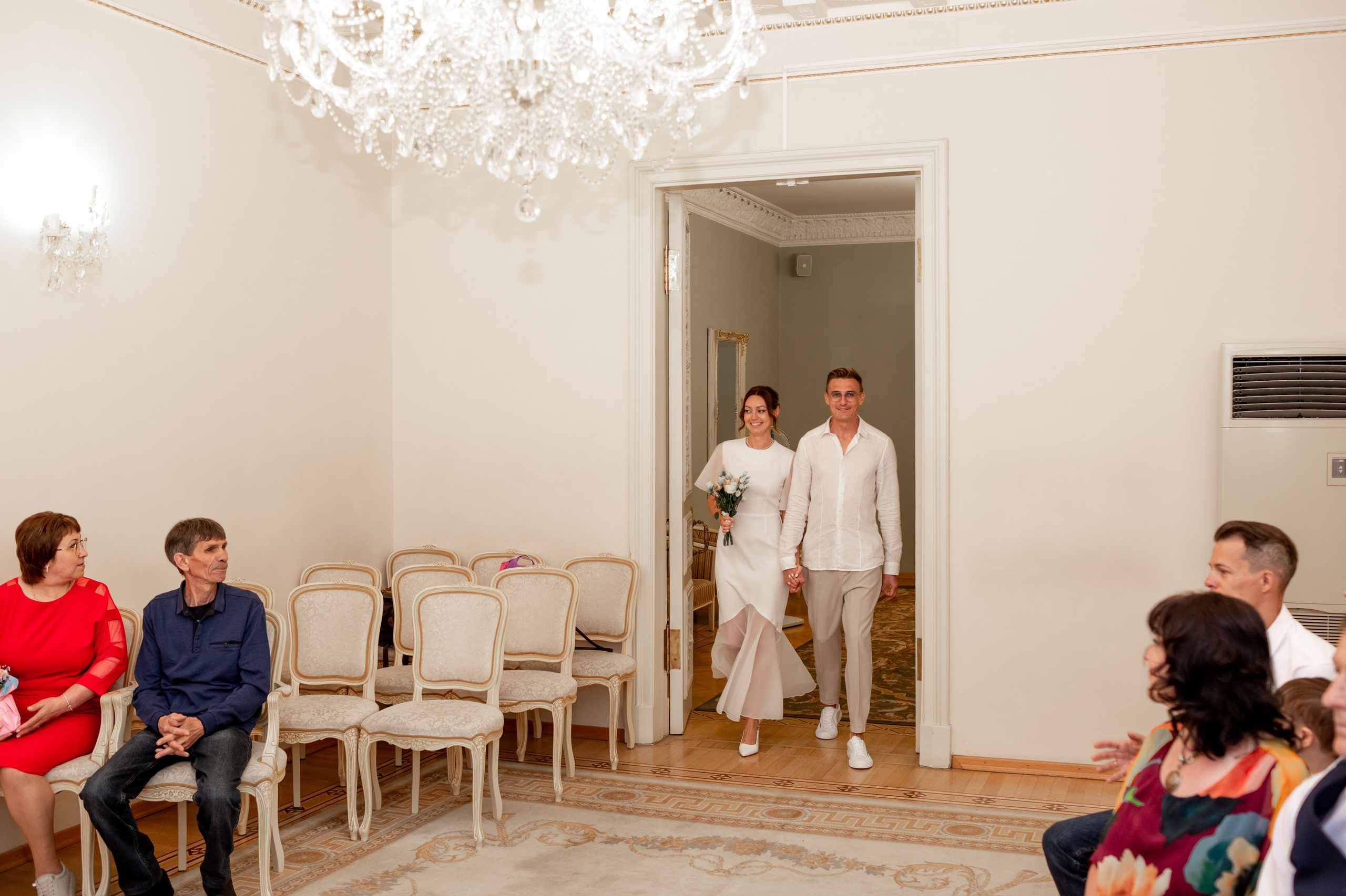 Свадебная фотопрогулка в Петербурге летом. Свадебный фотограф Кирилл Белый