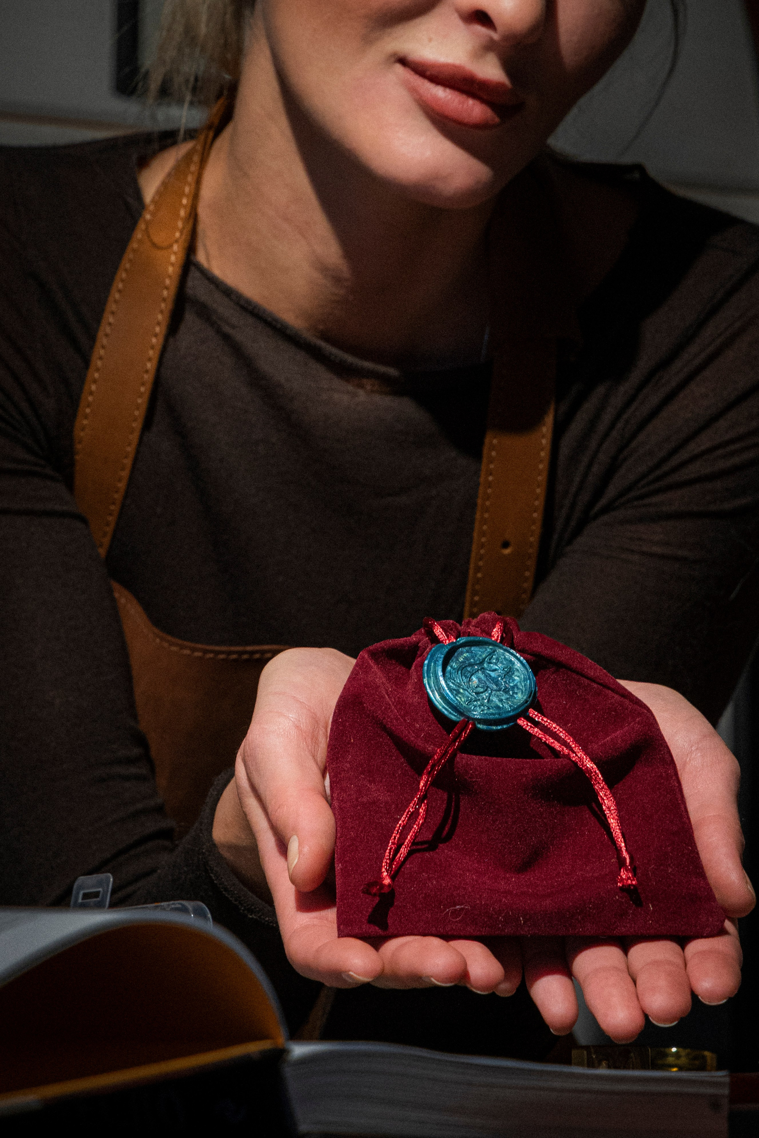 Девушка демонстрирует готовое изделие, улыбается результату работы.