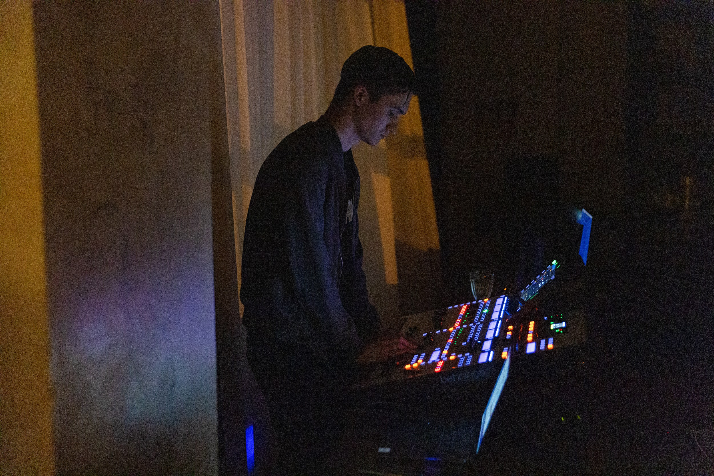 Выступление YOLO band в арт кафе. Фотограф Тюмень