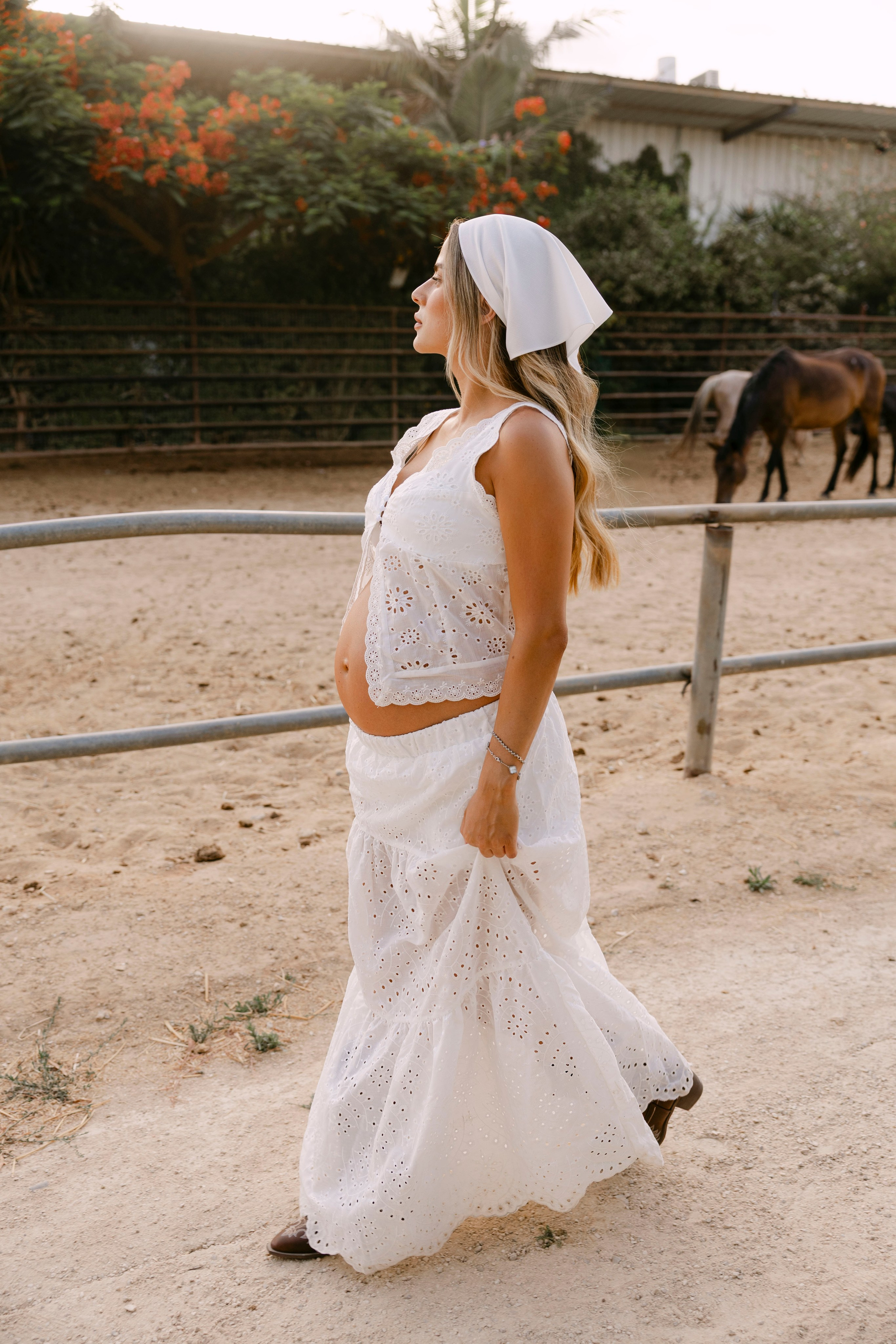 Pregnancy photoshoot at the horse farm. Главная