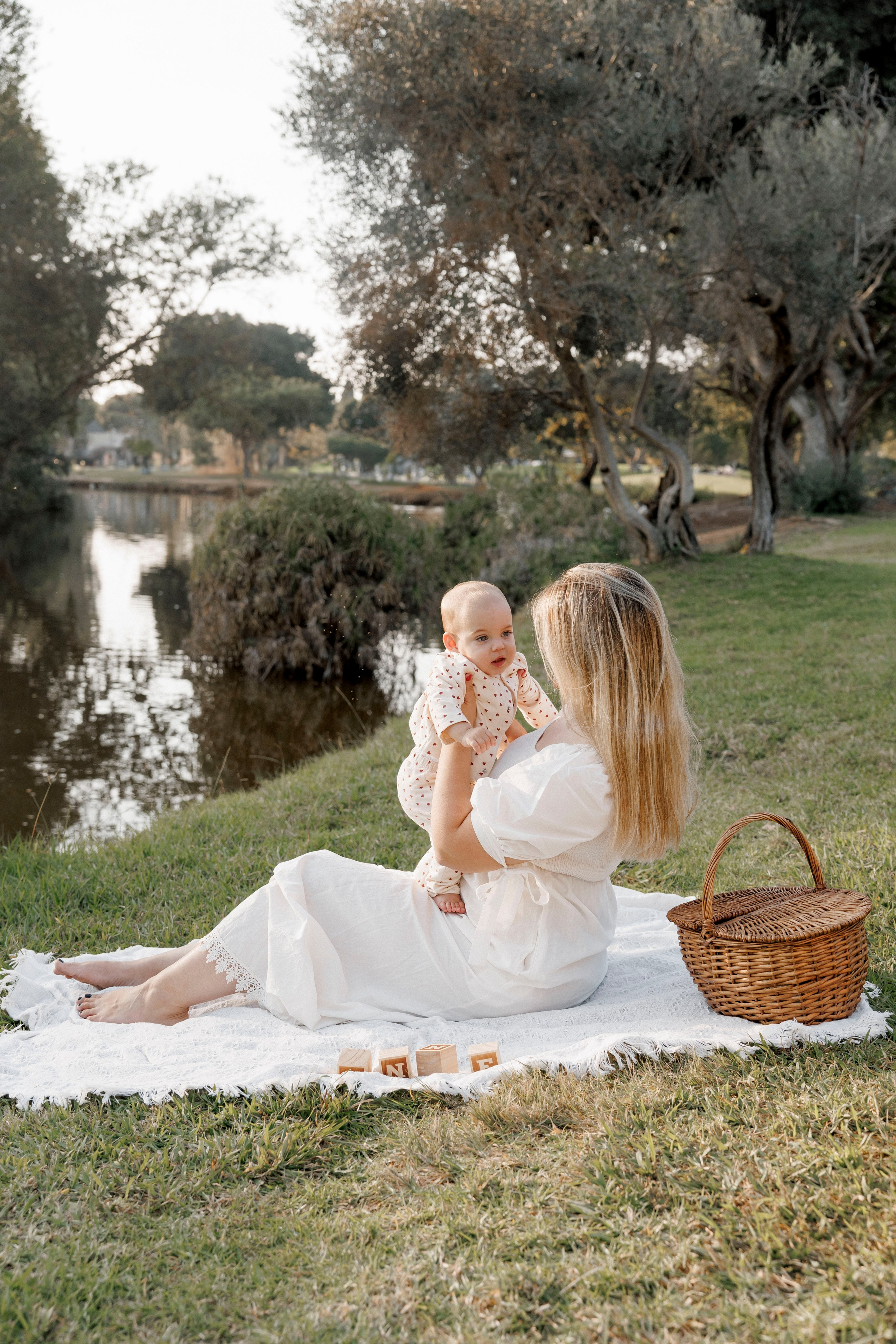 First year photoshoot inside the park (sunset). Wedding and family photographer